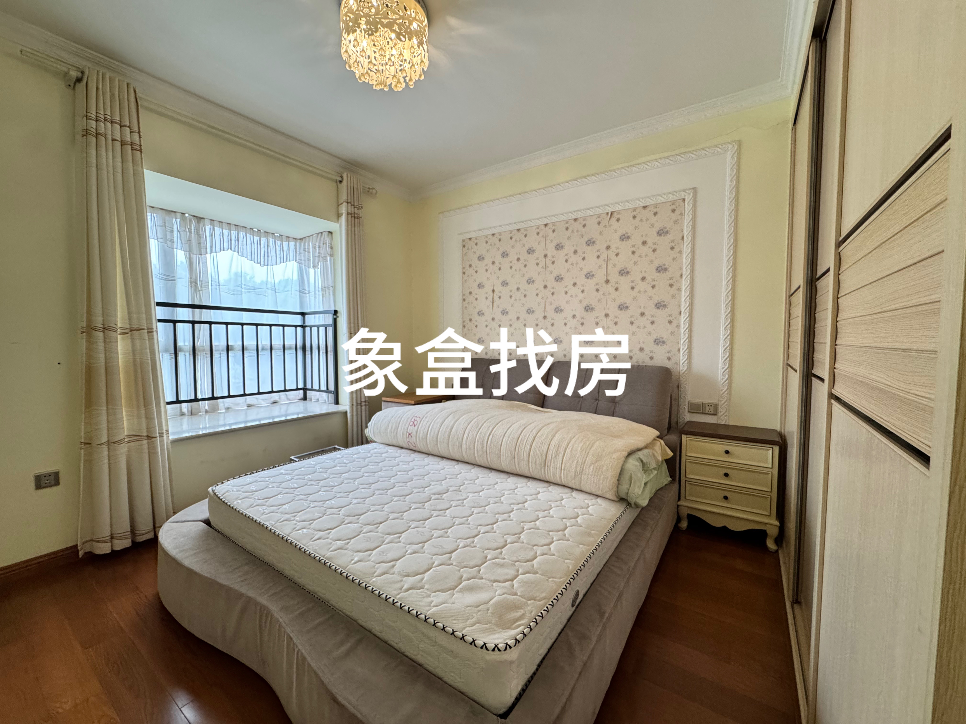 宏天绿城  5室2厅2卫    73.0万客厅
