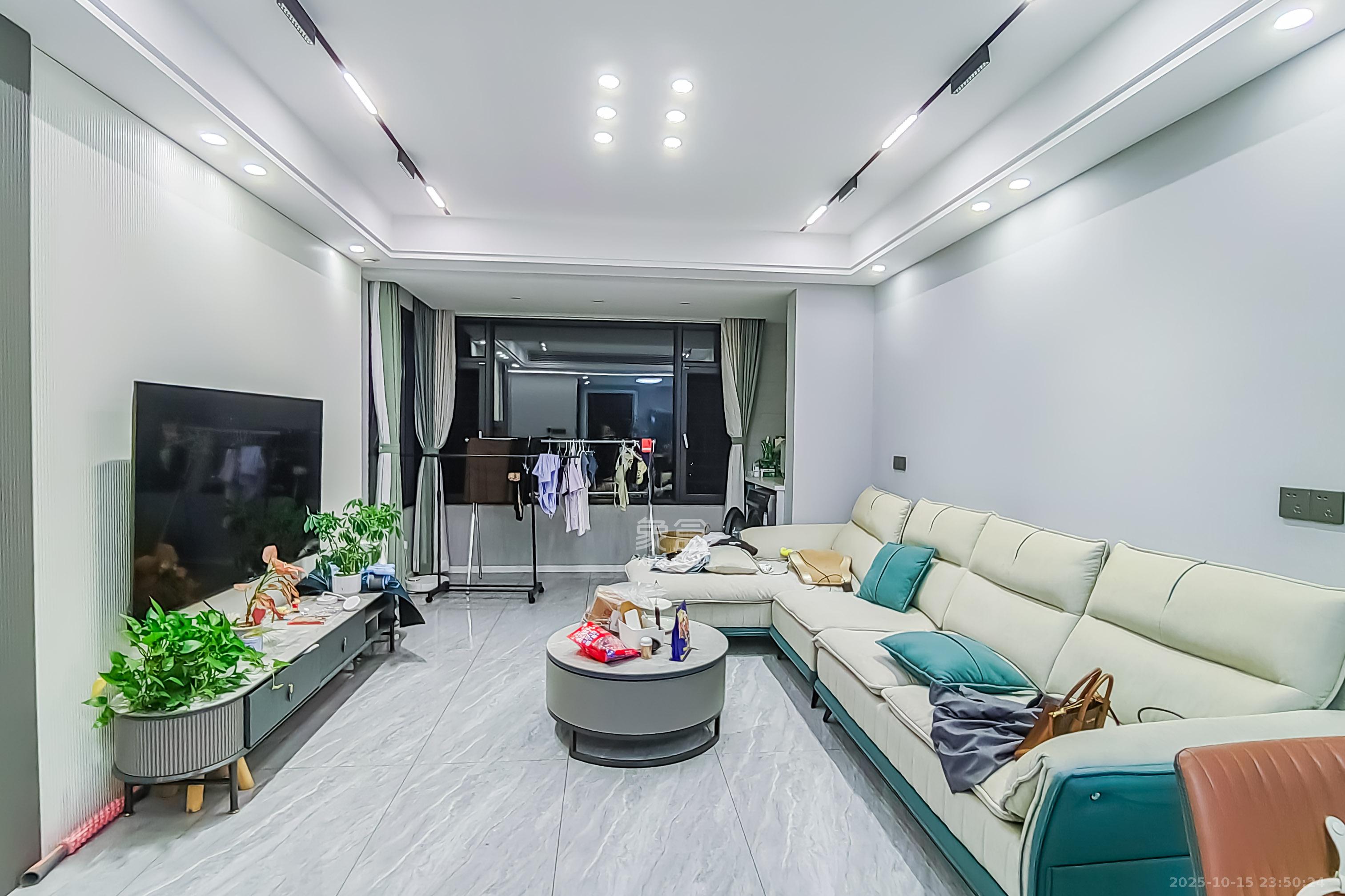 中天星耀城  3室2厅2卫    112.0万 中天星耀城  3室2厅2卫    112.0万客厅