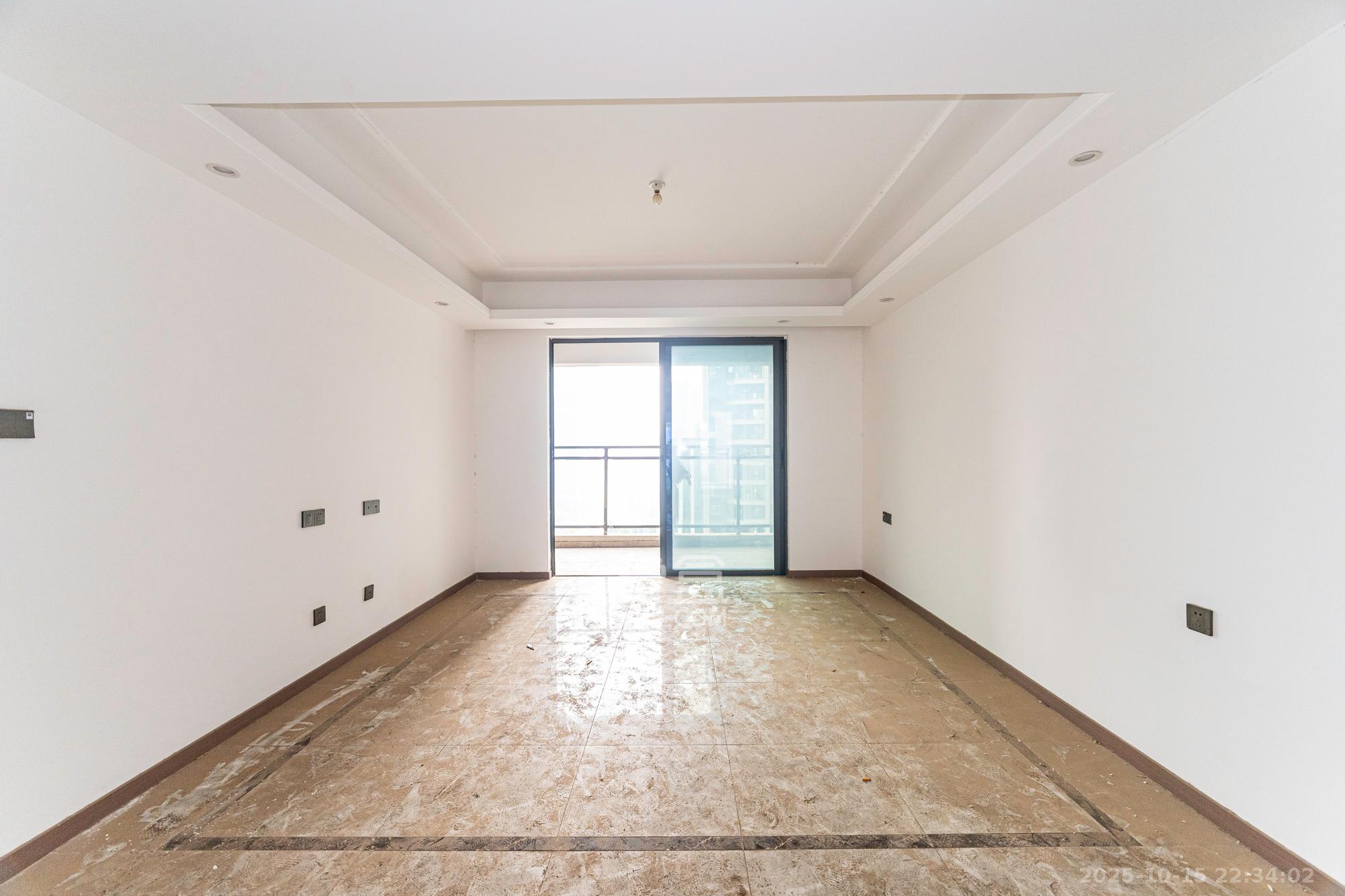 绿地V岛 4室2厅2卫 180.0万 绿地V岛 4室2厅2卫 180.0万客厅