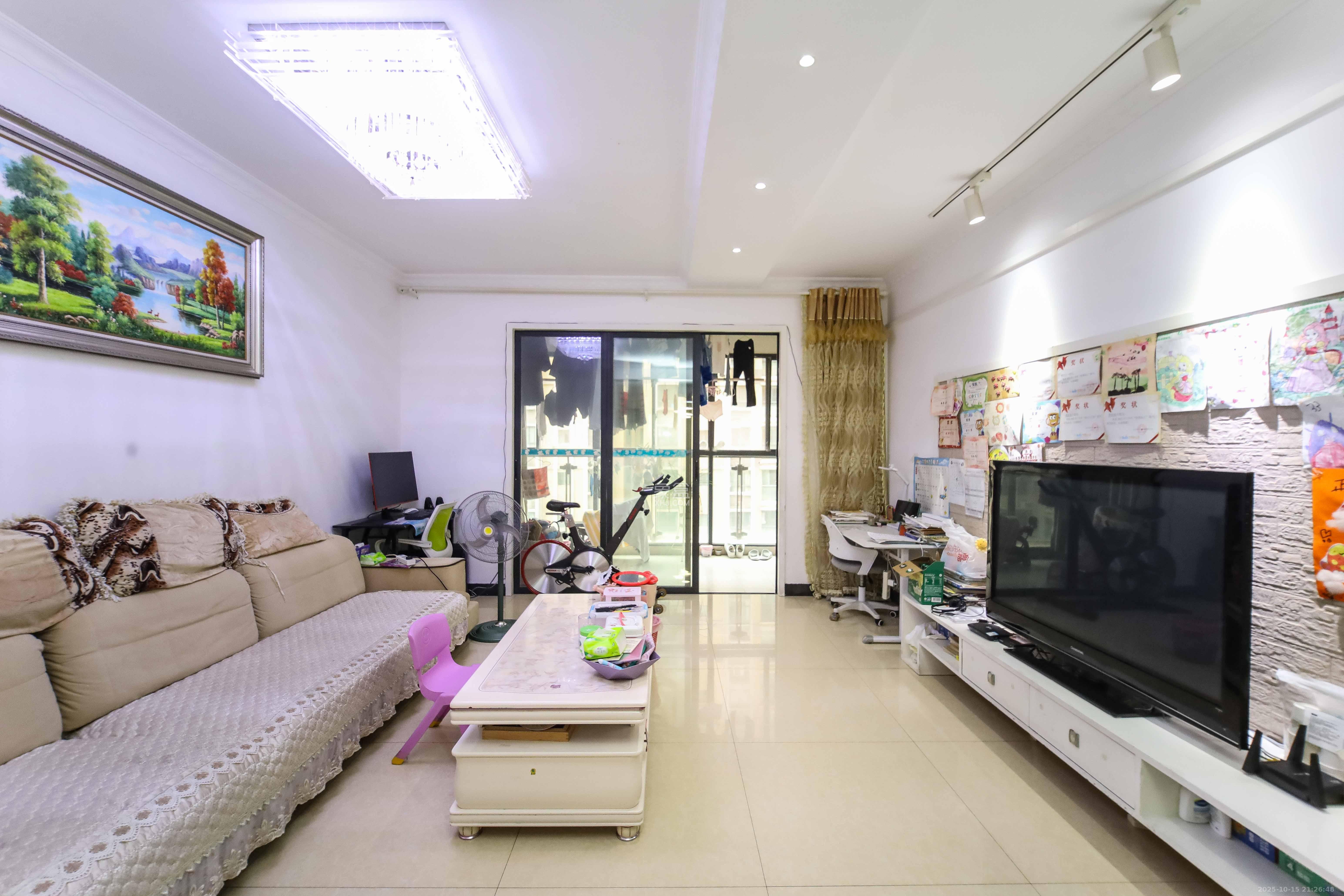 锦湘国际星城三期(锦绣苑) 3室2厅2卫 120.0万 锦湘国际星城三期(锦绣苑) 3室2厅2卫 120.0万客厅