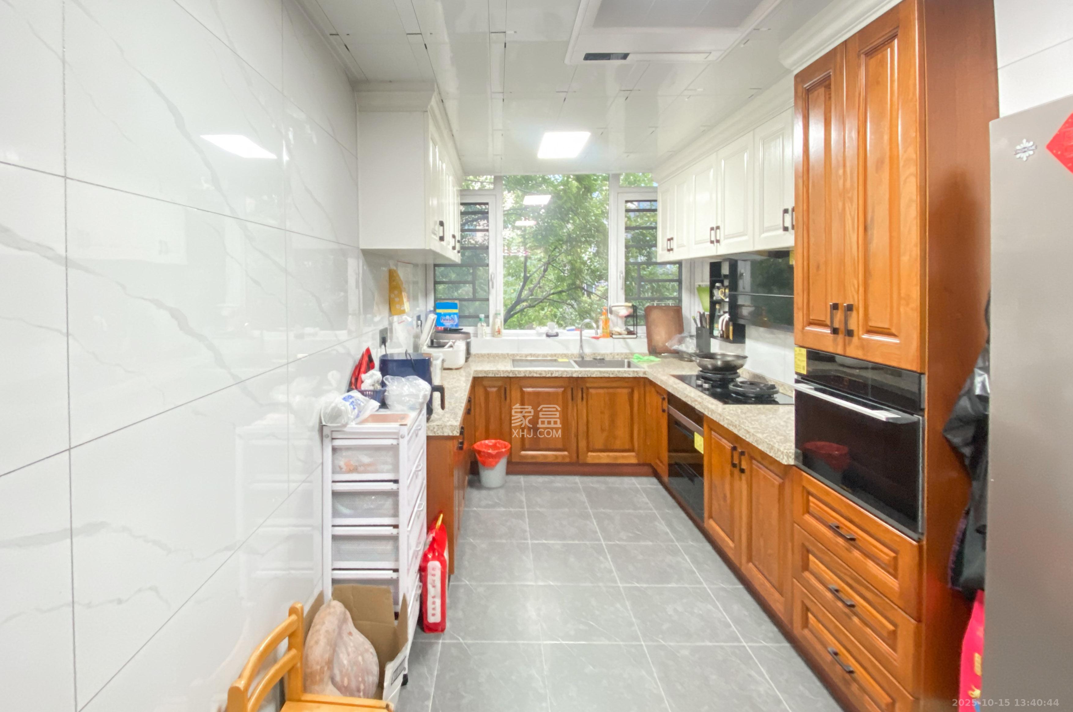 长房梅溪香山  5室2厅3卫    588.0万 长房梅溪香山  5室2厅3卫    588.0万厨房