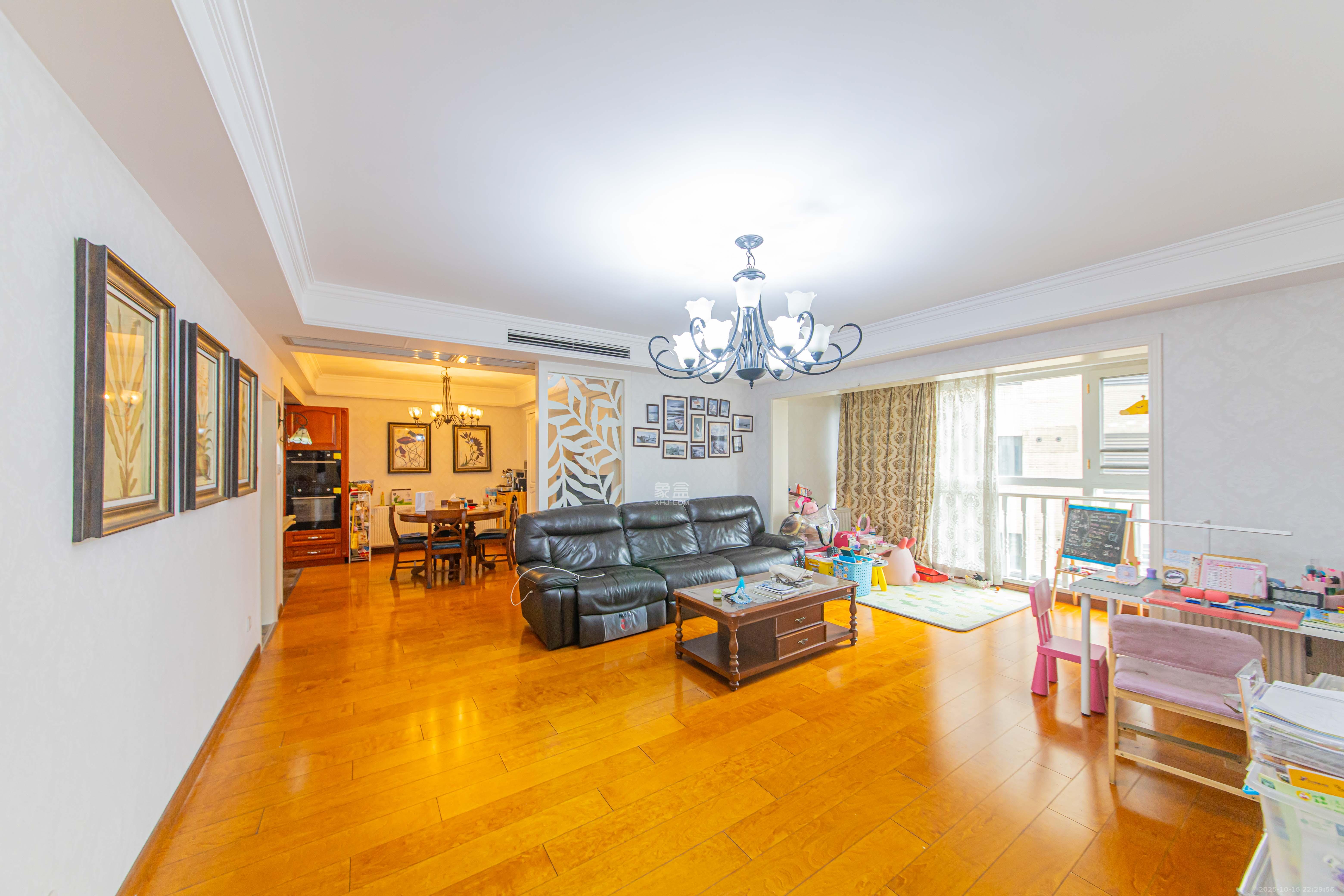 九峰远见  4室2厅2卫    246.0万客厅