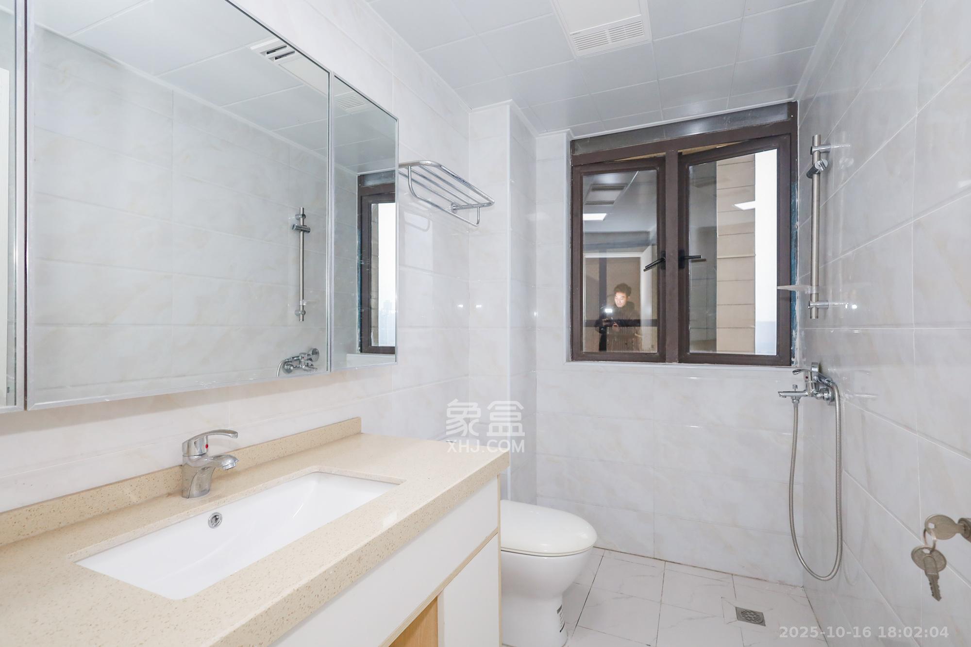 南山雍江汇(滨江国际新城)  3室2厅2卫    215.0万 南山雍江汇(滨江国际新城)  3室2厅2卫    215.0万卫生间