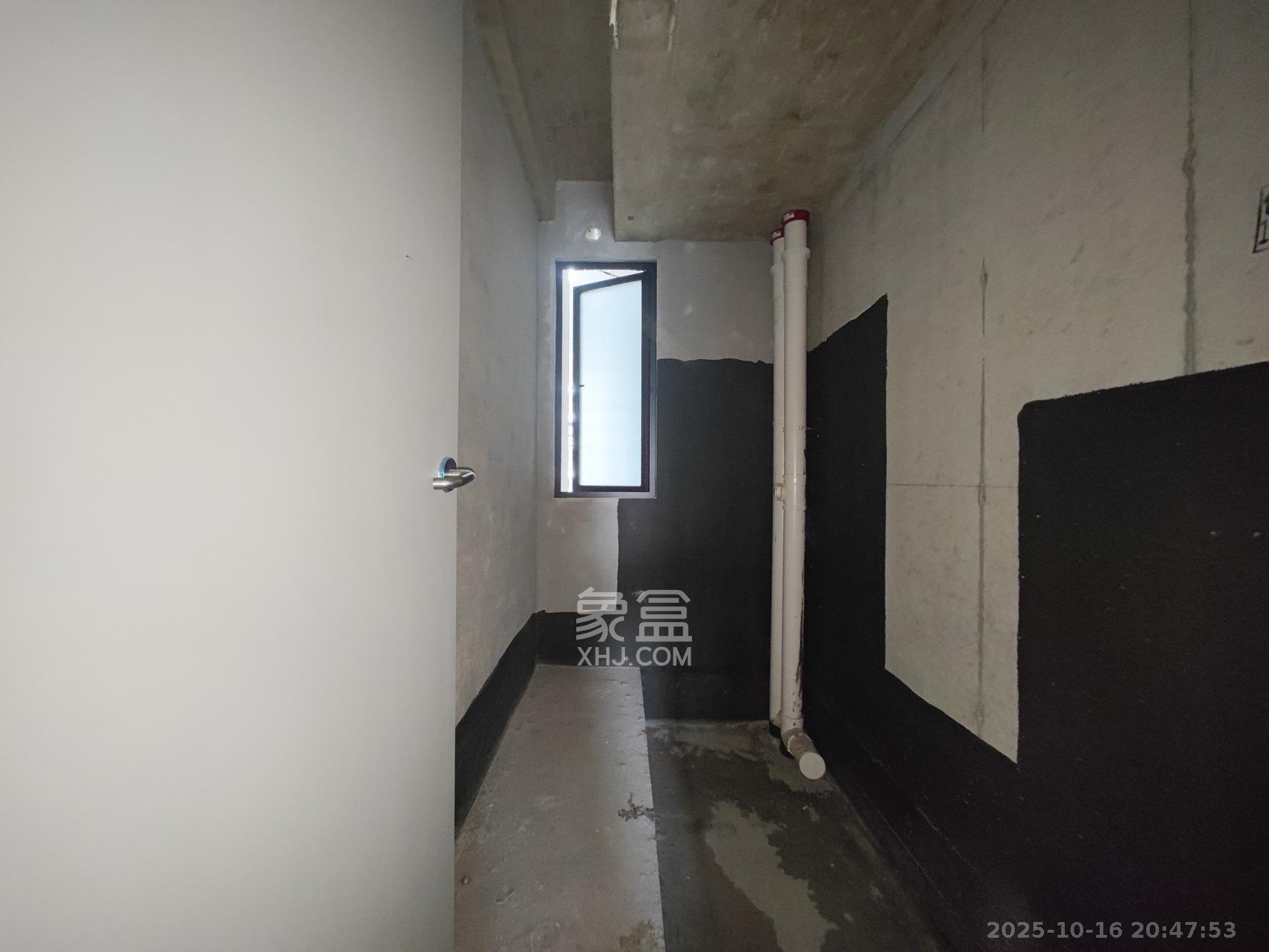 远洋红星天铂二期  3室2厅2卫    93.0万卫生间