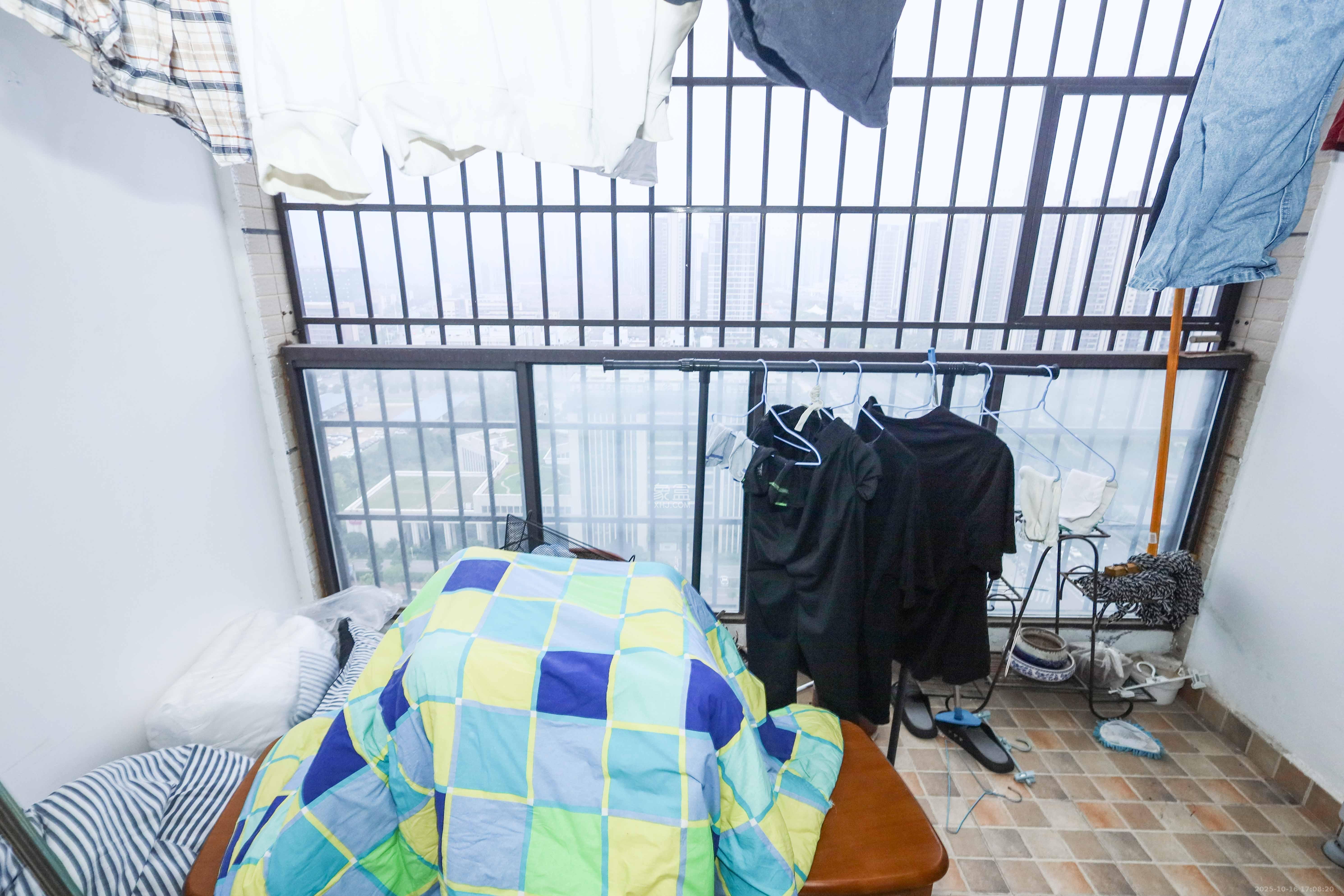 麓谷星辰  3室2厅1卫    85.0万阳台