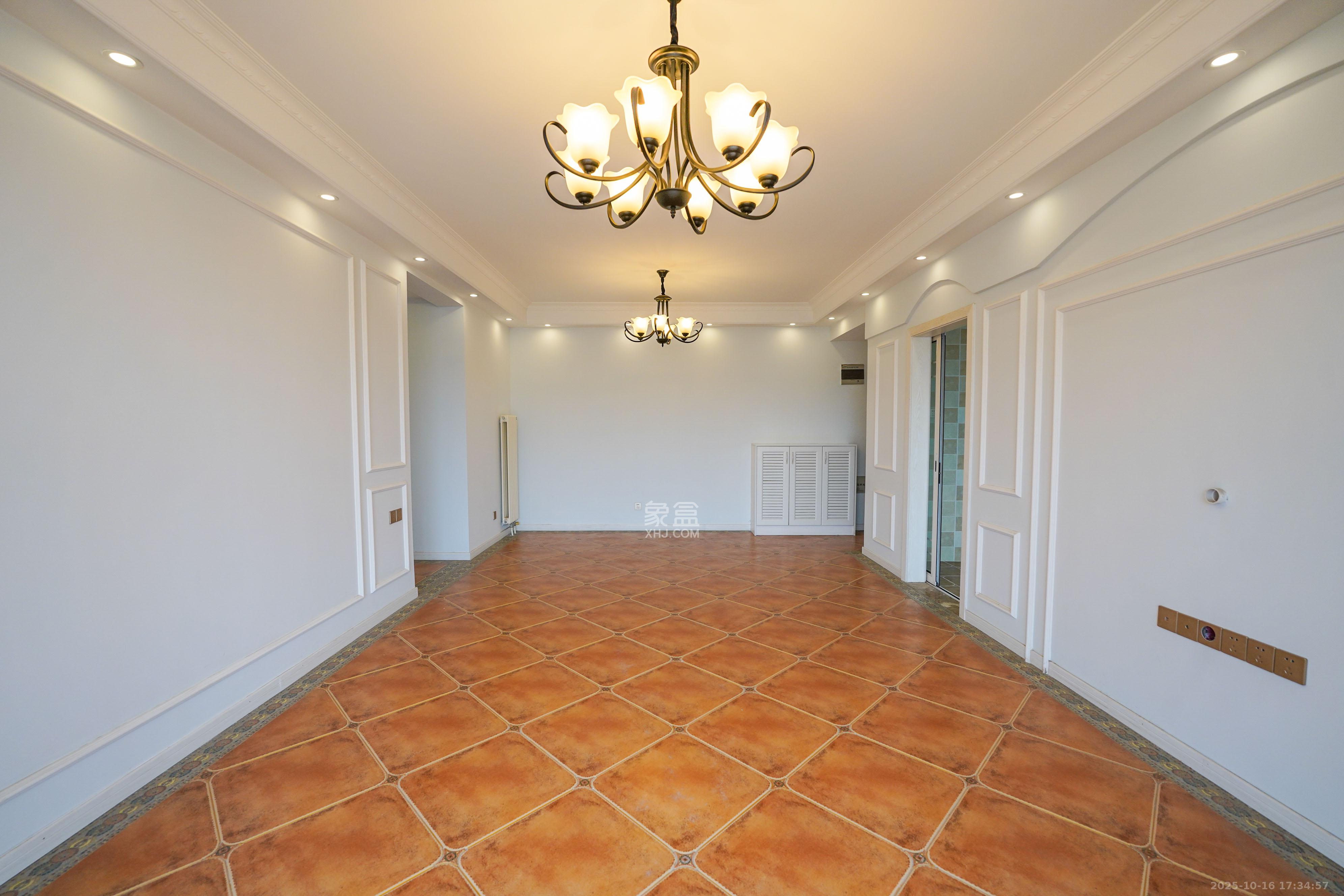 怡海星城  3室2厅2卫    72.0万客厅