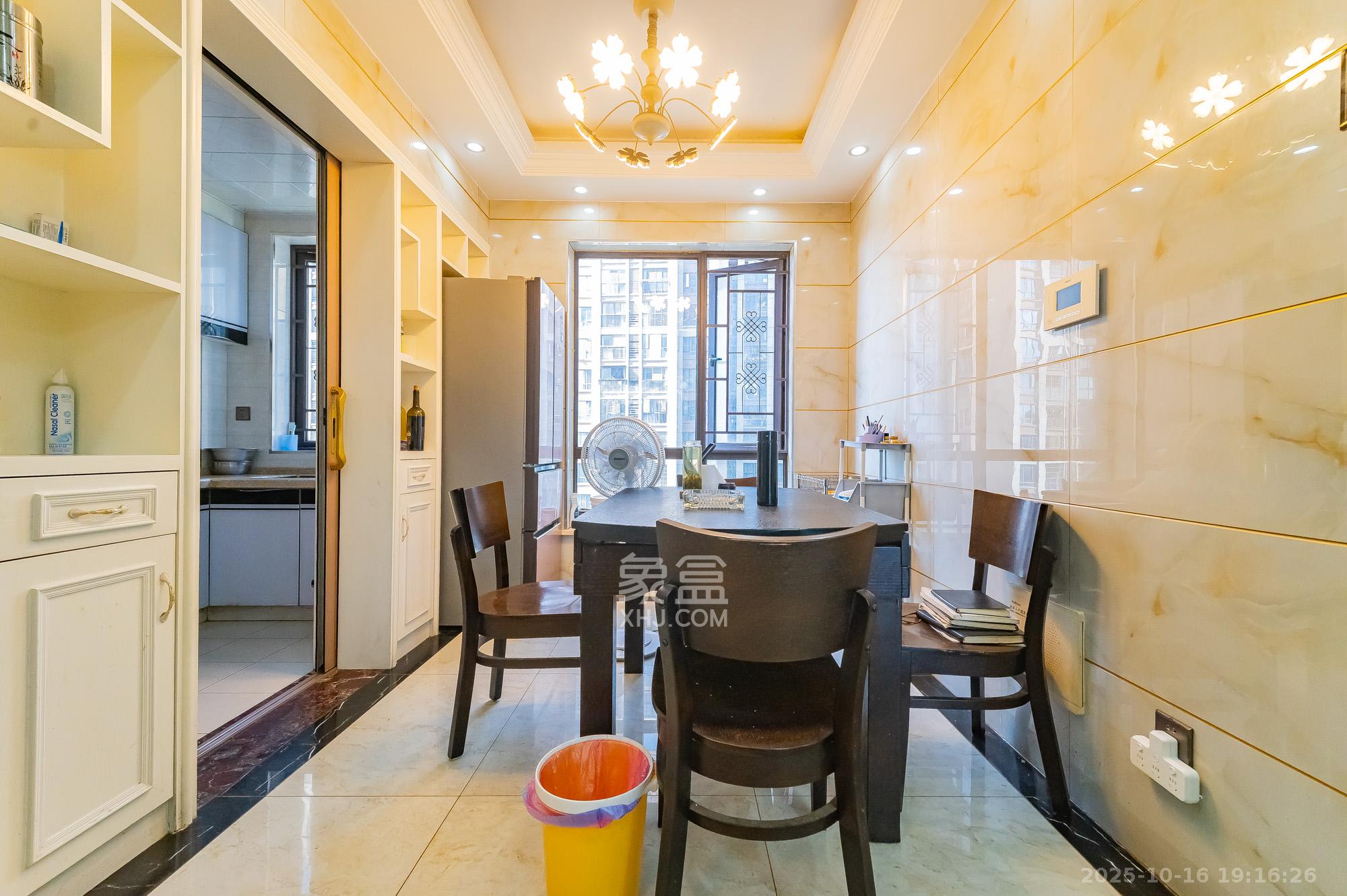 国泰九龙湾 4室2厅2卫 98.0万 国泰九龙湾 4室2厅2卫 98.0万客厅