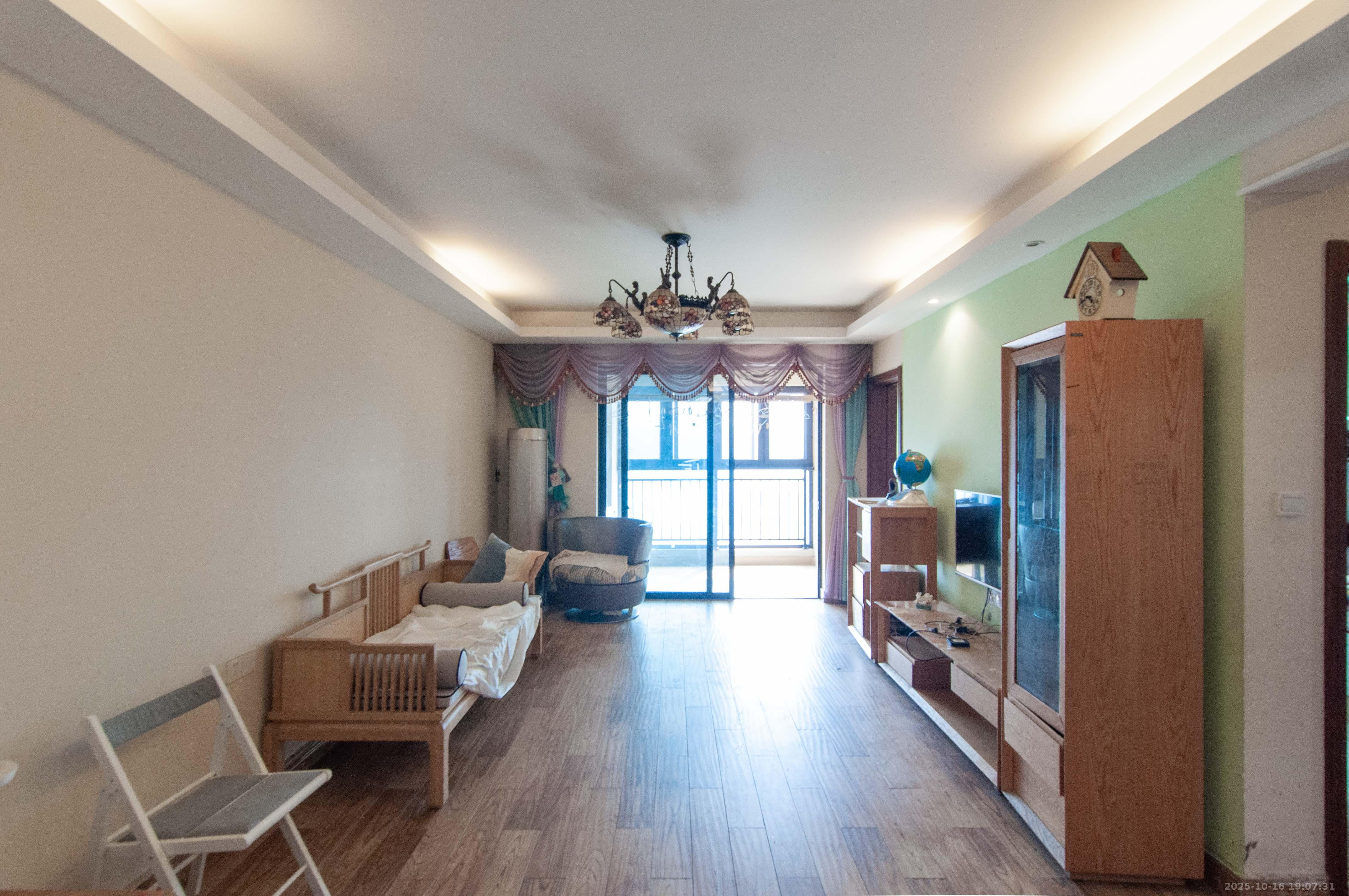 万科里梅溪郡 3室2厅1卫 170.0万 万科里梅溪郡 3室2厅1卫 170.0万客厅