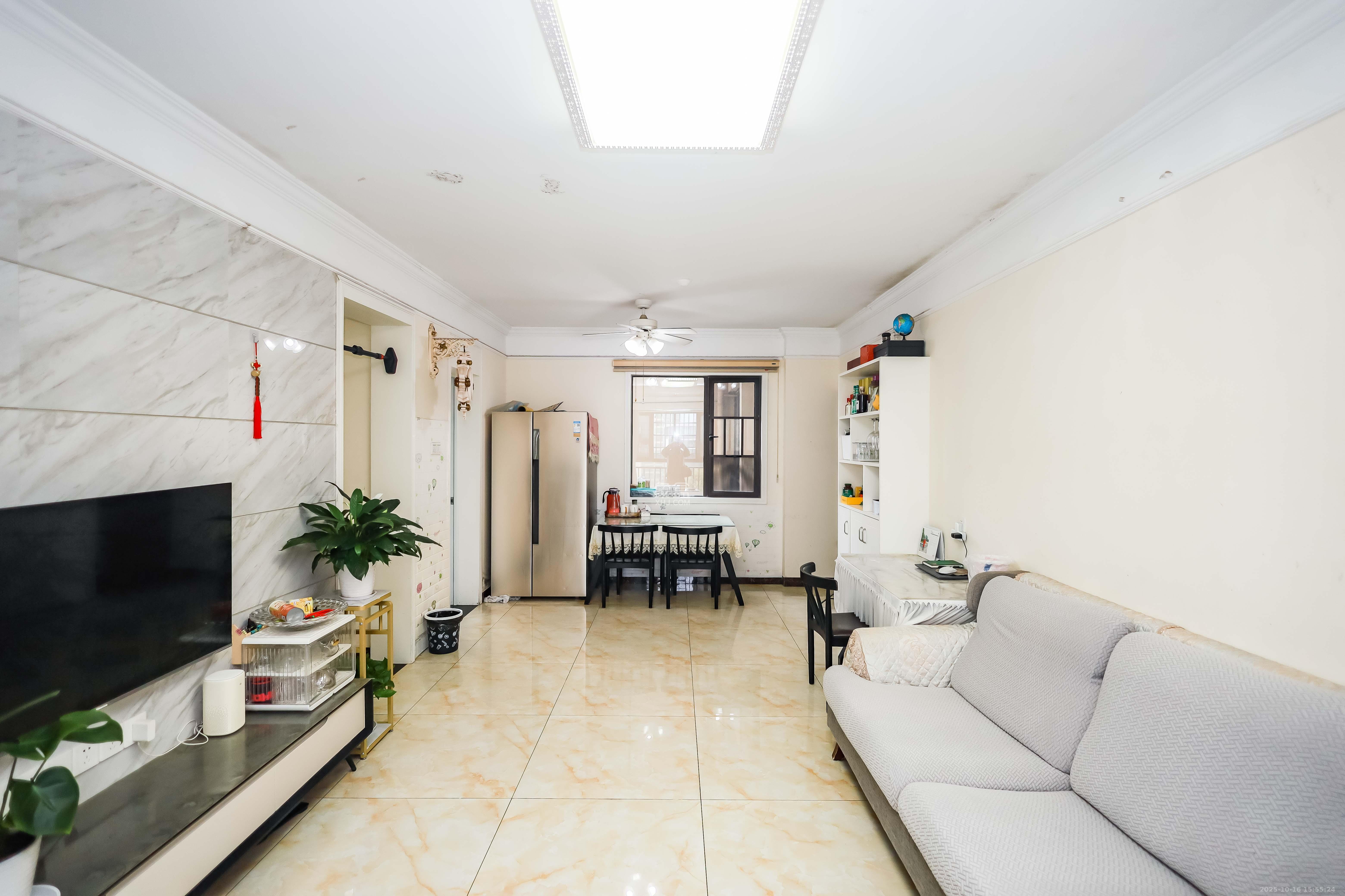 卓越蔚蓝海岸三期  3室2厅1卫    98.0万 卓越蔚蓝海岸三期  3室2厅1卫    98.0万客厅