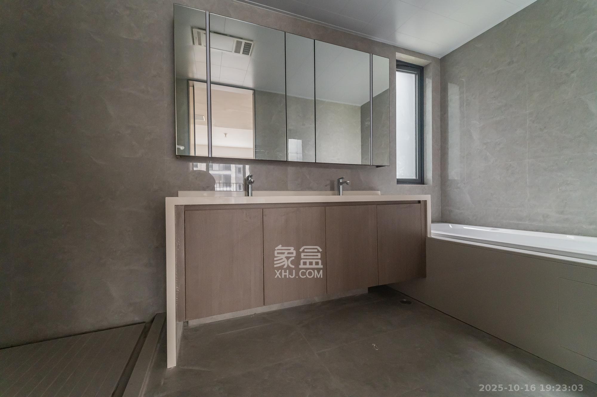 万科松湖天地 4室2厅3卫 235.0万 万科松湖天地 4室2厅3卫 235.0万卫生间