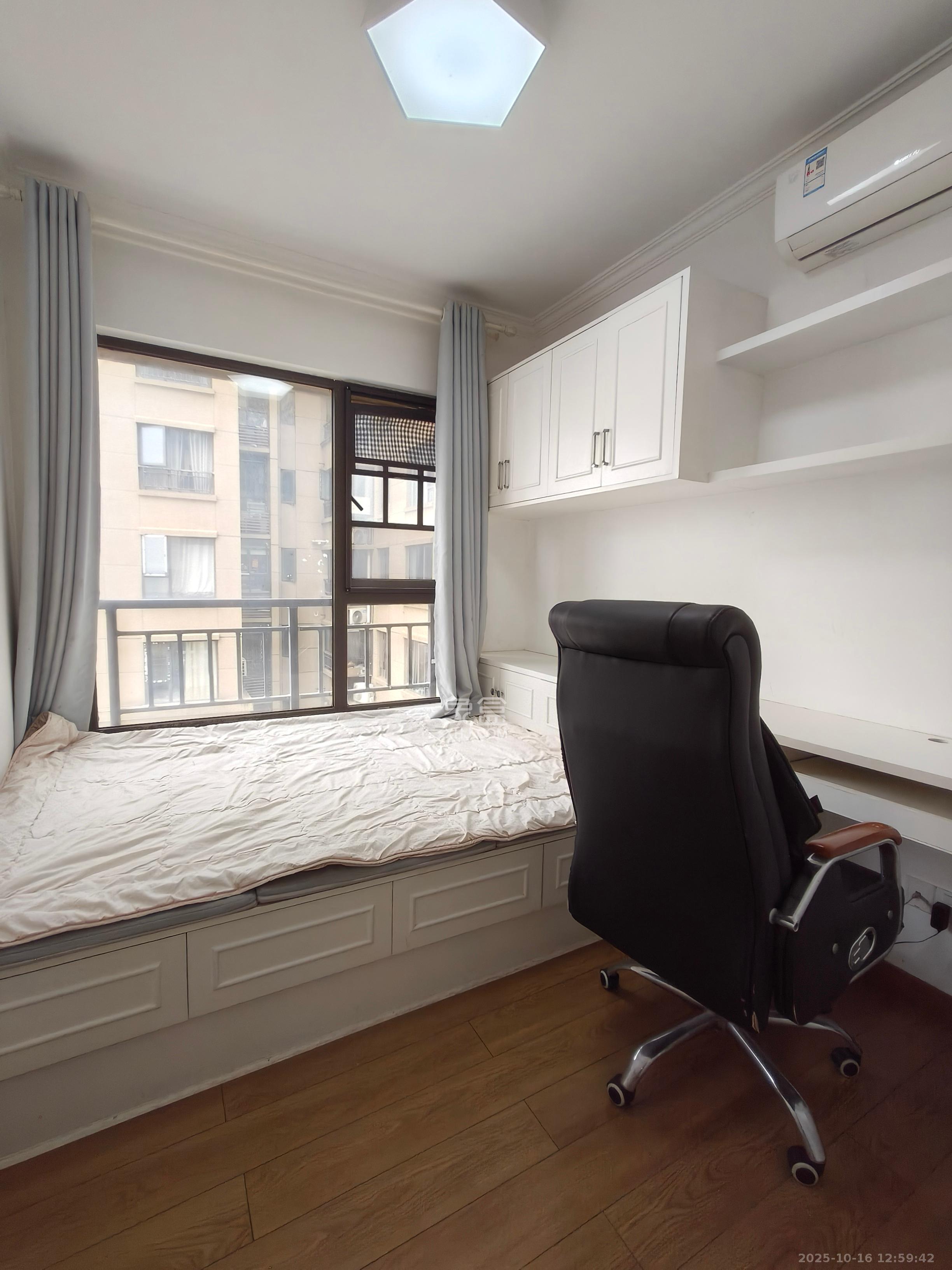 华润橡树湾  3室2厅1卫    2200.0元/月 华润橡树湾  3室2厅1卫    2200.0元/月