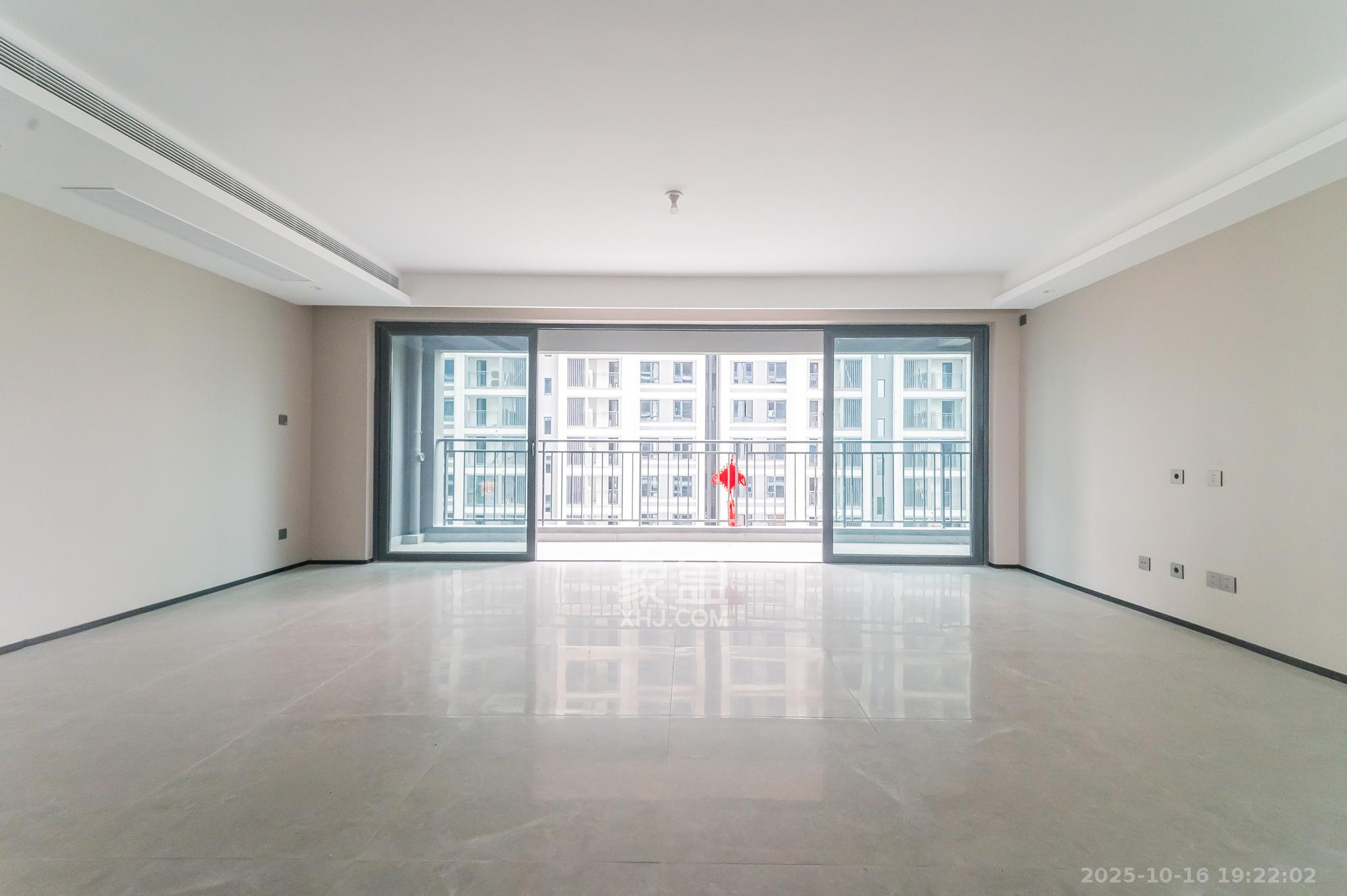 万科松湖天地 4室2厅3卫 240.0万 万科松湖天地 4室2厅3卫 240.0万客厅