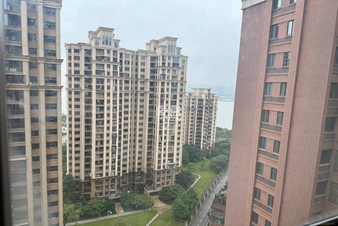 绿地海外滩一期  3室2厅1卫    1680.0元/月 绿地海外滩一期  3室2厅1卫    1680.0元/月室内图