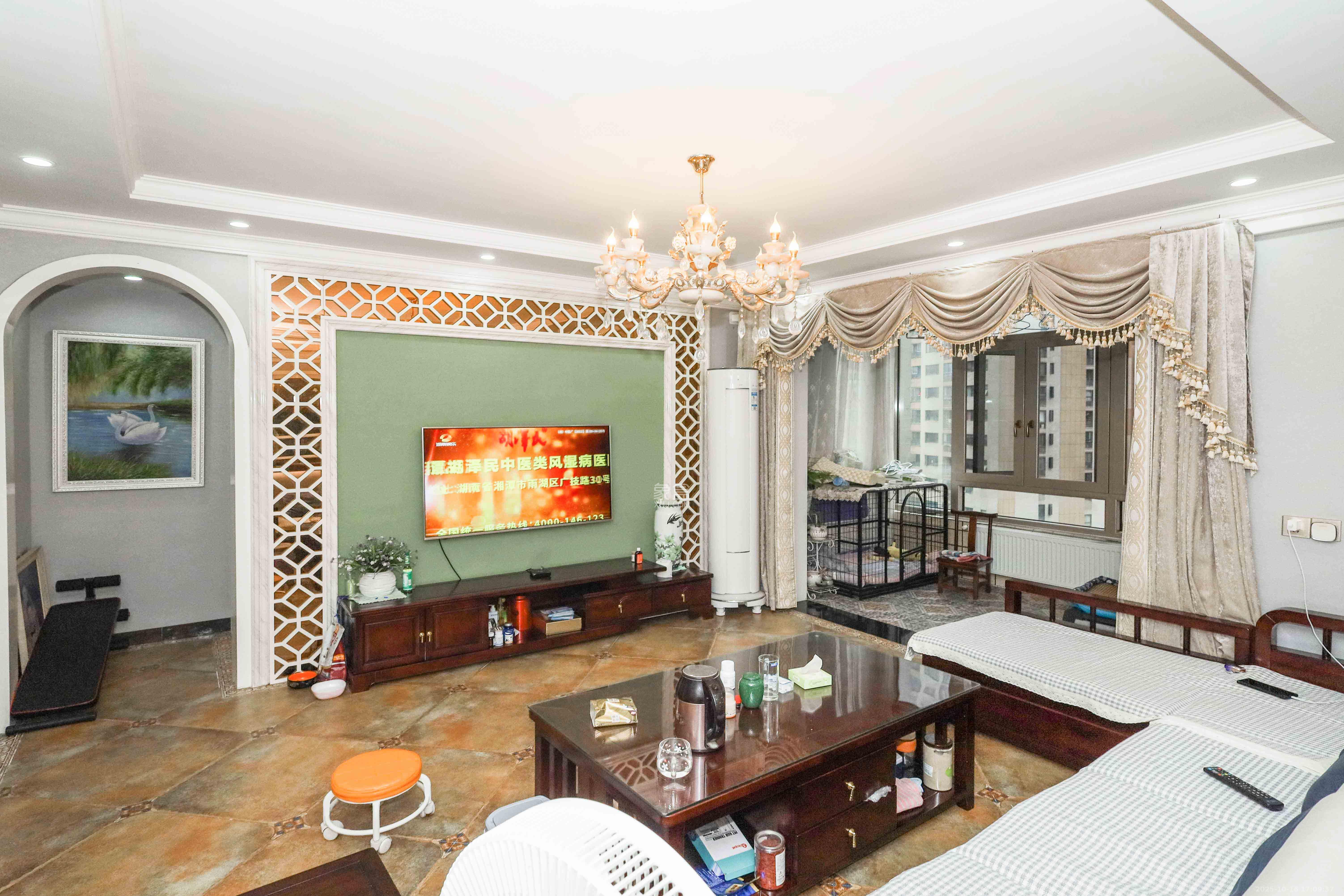 好莱城（弘德西街）  4室2厅2卫    136.0万客厅