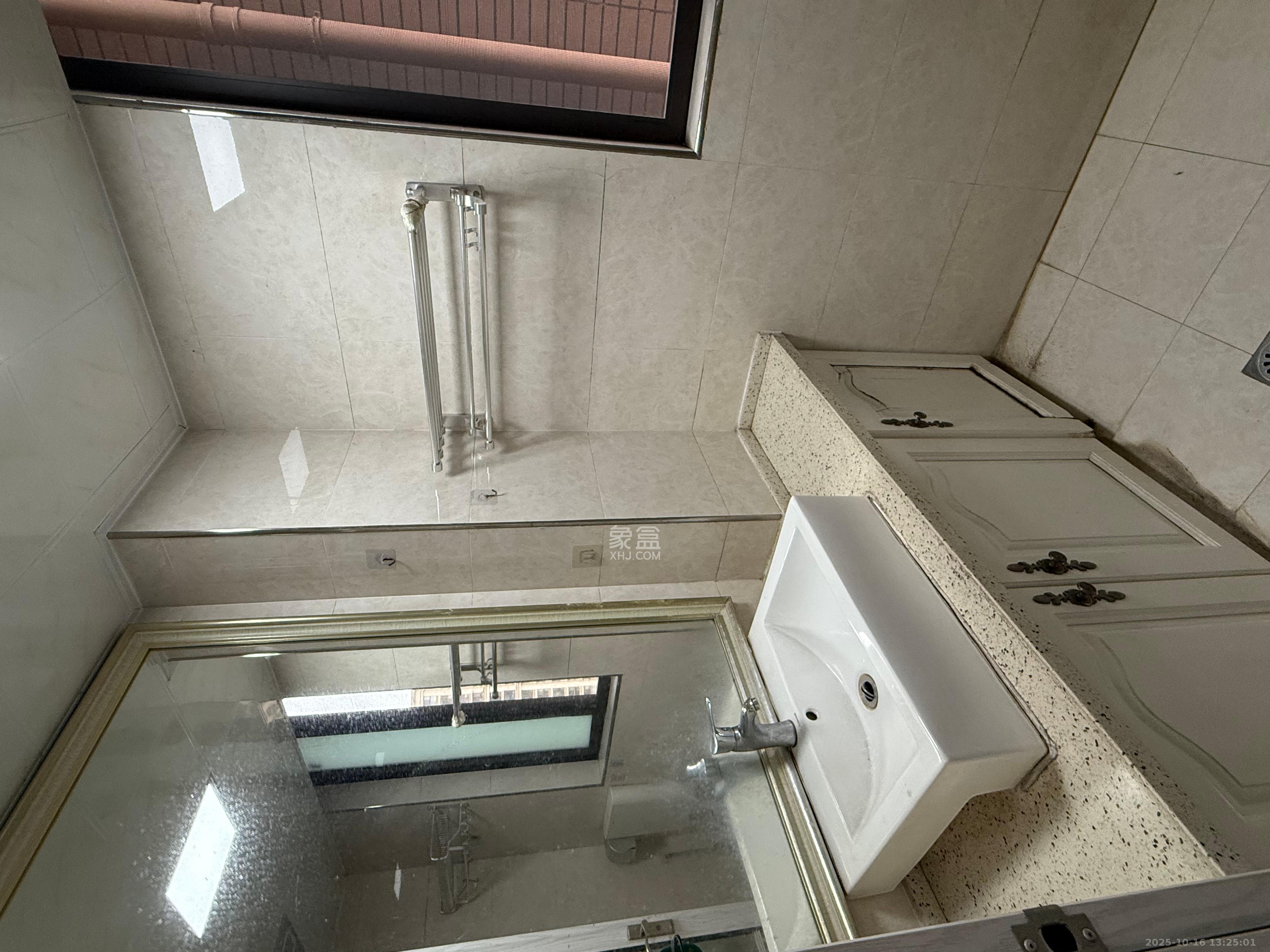 绿地海外滩一期  3室2厅1卫    1680.0元/月室内图