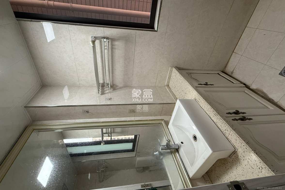 绿地海外滩一期  3室2厅1卫    1680.0元/月 绿地海外滩一期  3室2厅1卫    1680.0元/月室内图