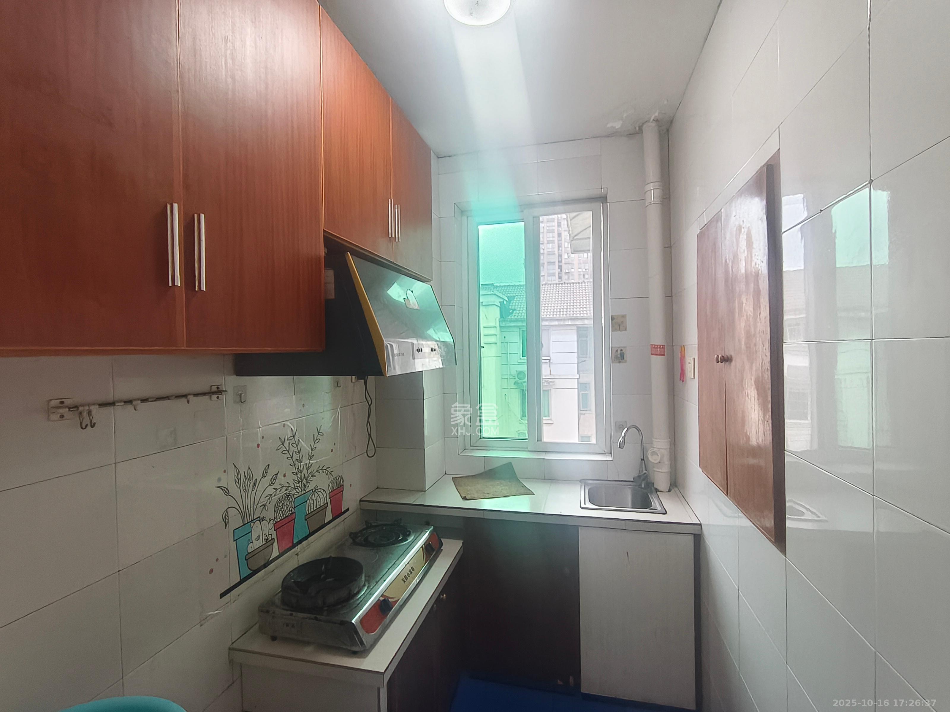 江南公寓  1室2厅1卫    1400.0元/月室内图