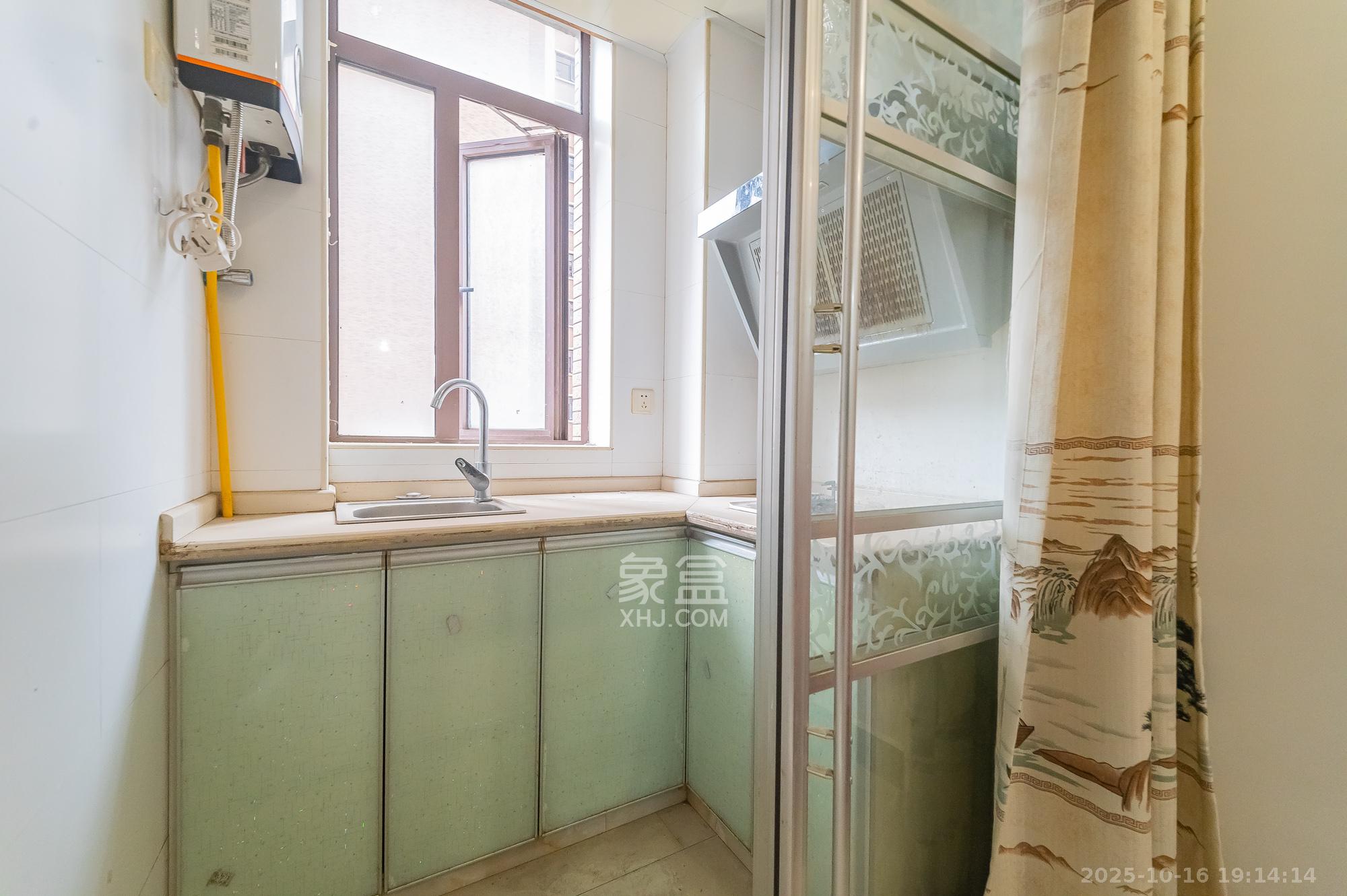 水岸世景  1室1厅1卫    18.8万厨房