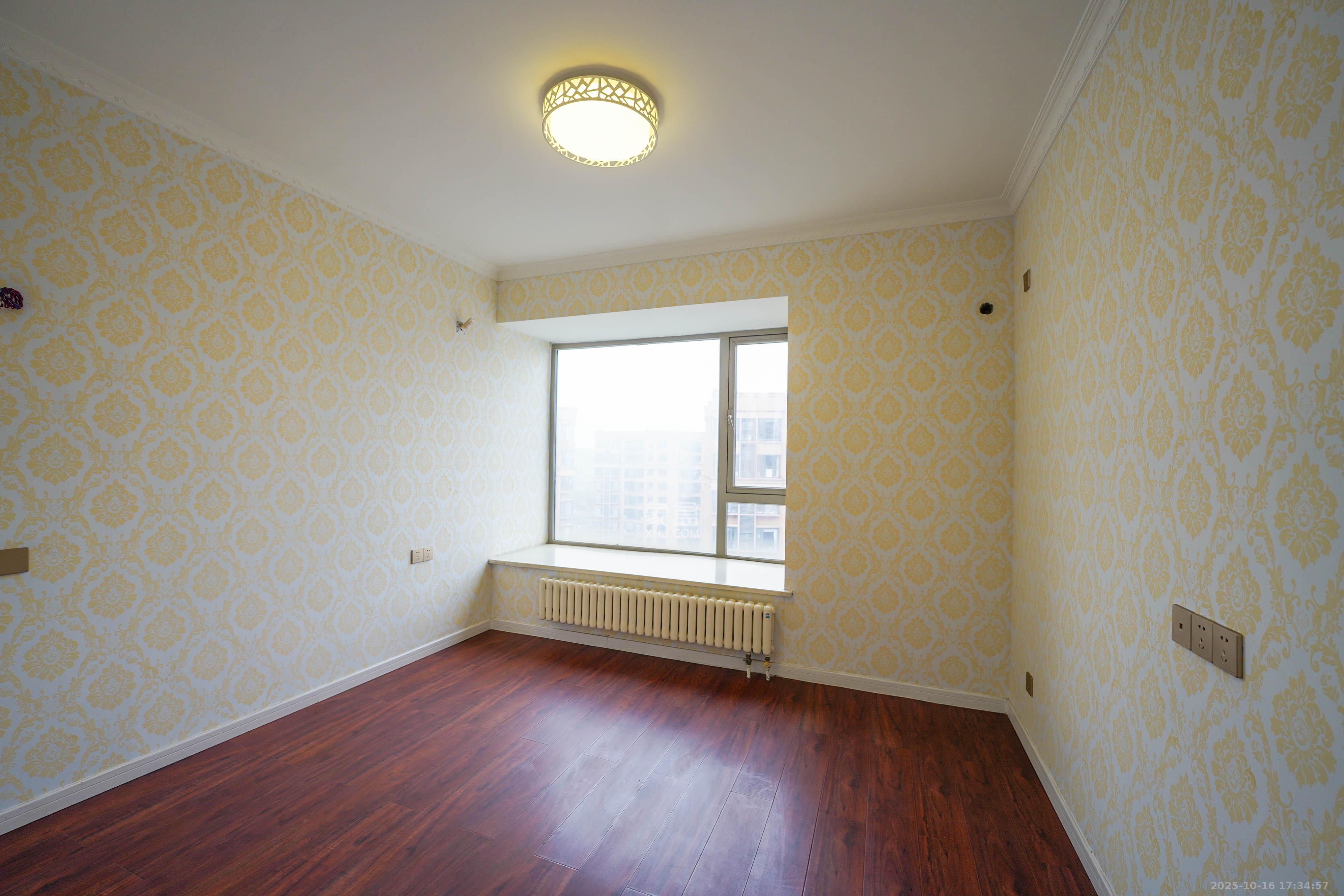 怡海星城  3室2厅2卫    72.0万卧室