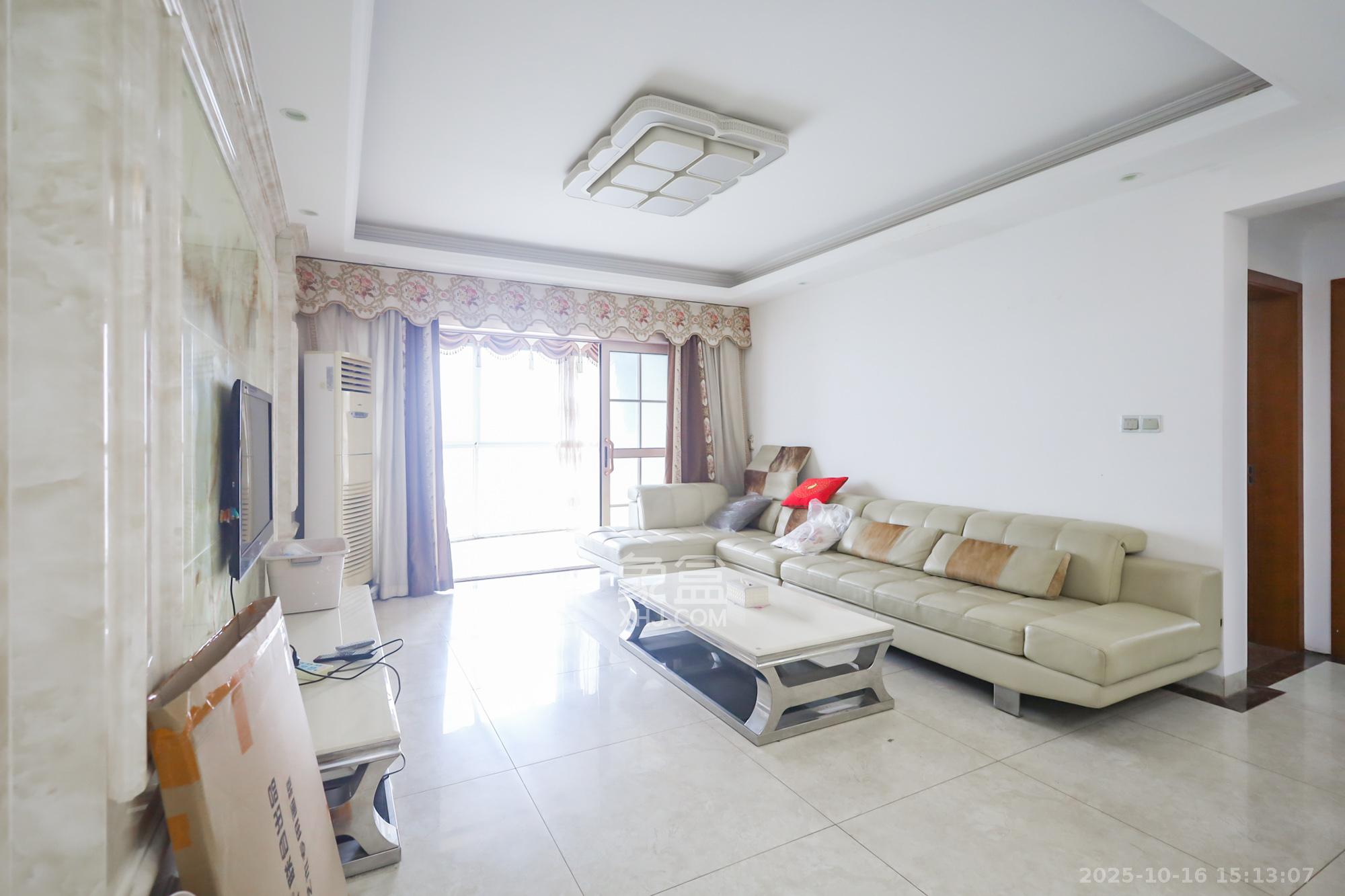 美林银谷  3室2厅2卫    88.0万客厅