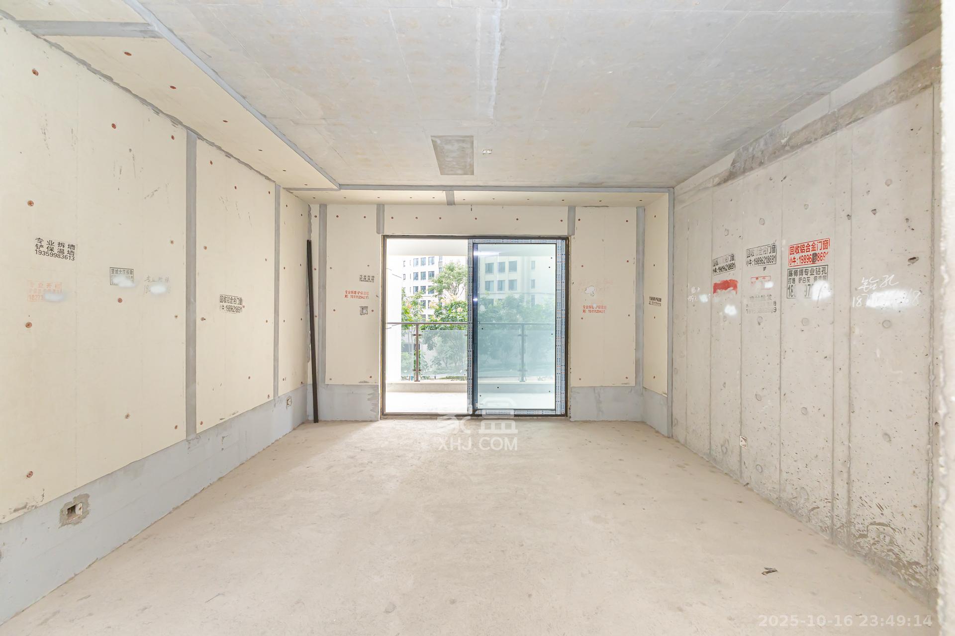 润和湘江天地D区  4室2厅2卫    137.0万客厅