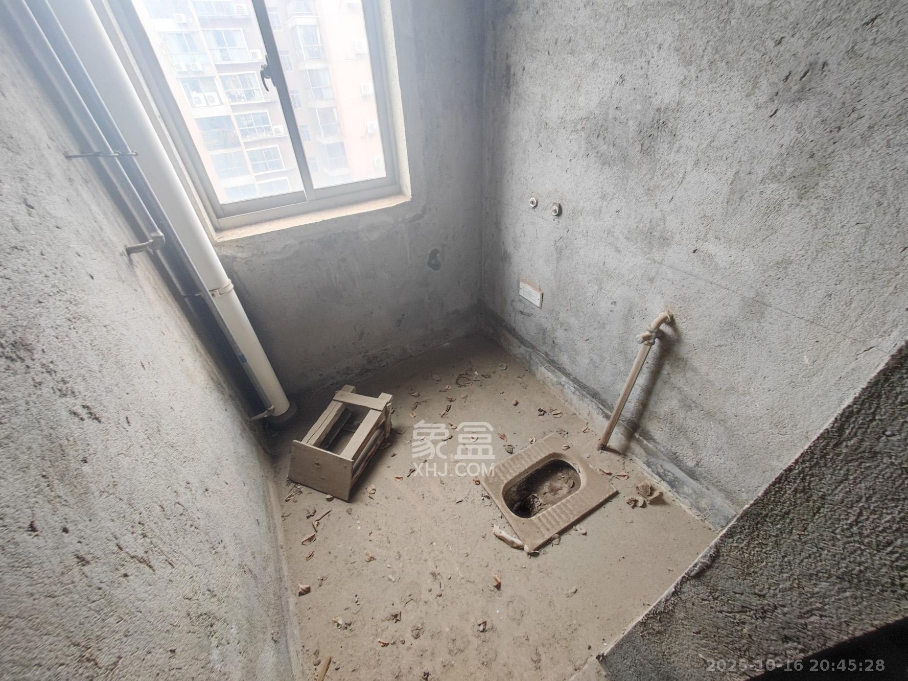 和景园  4室2厅2卫    240.0万 和景园  4室2厅2卫    240.0万卫生间