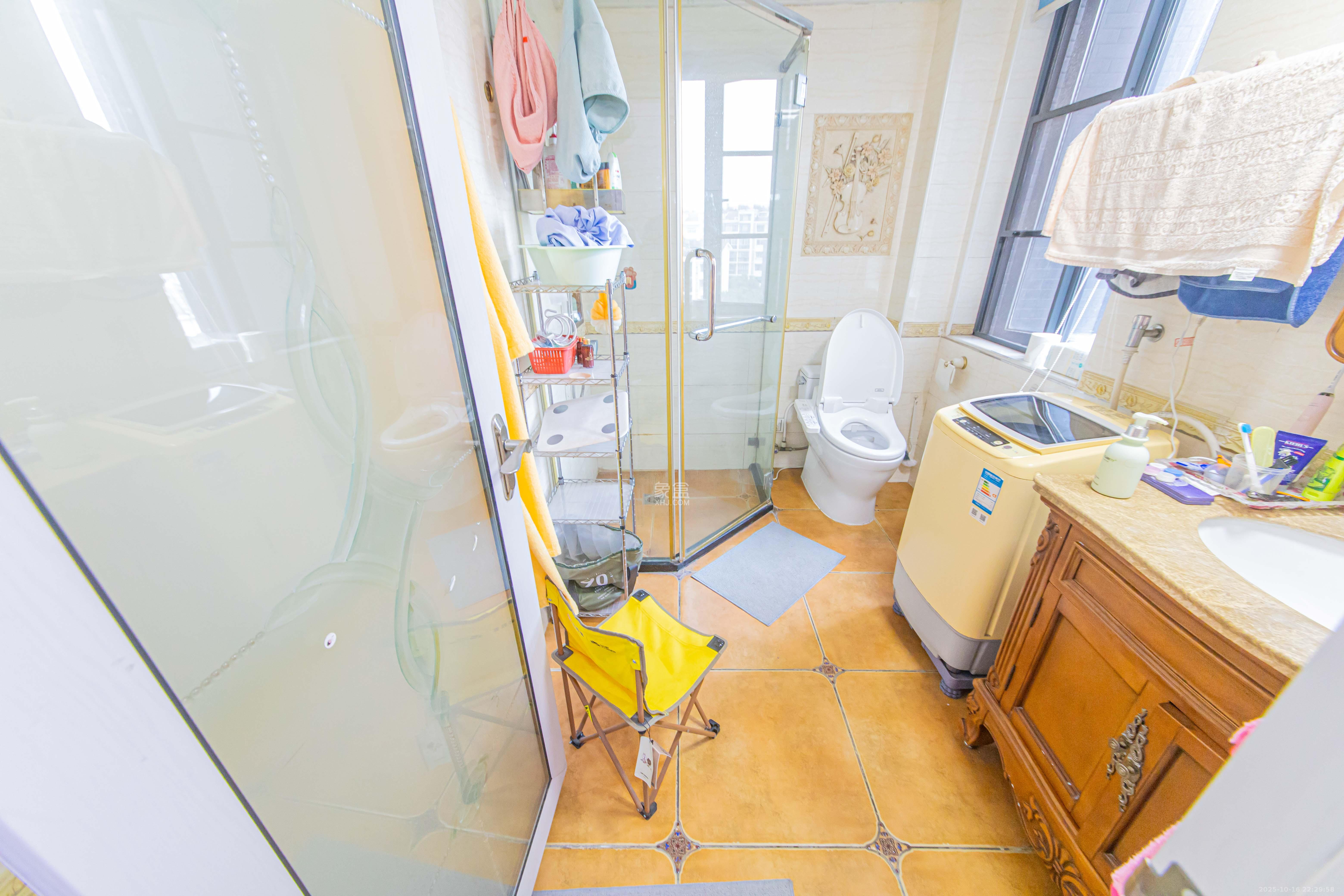 九峰远见  4室2厅2卫    246.0万卫生间