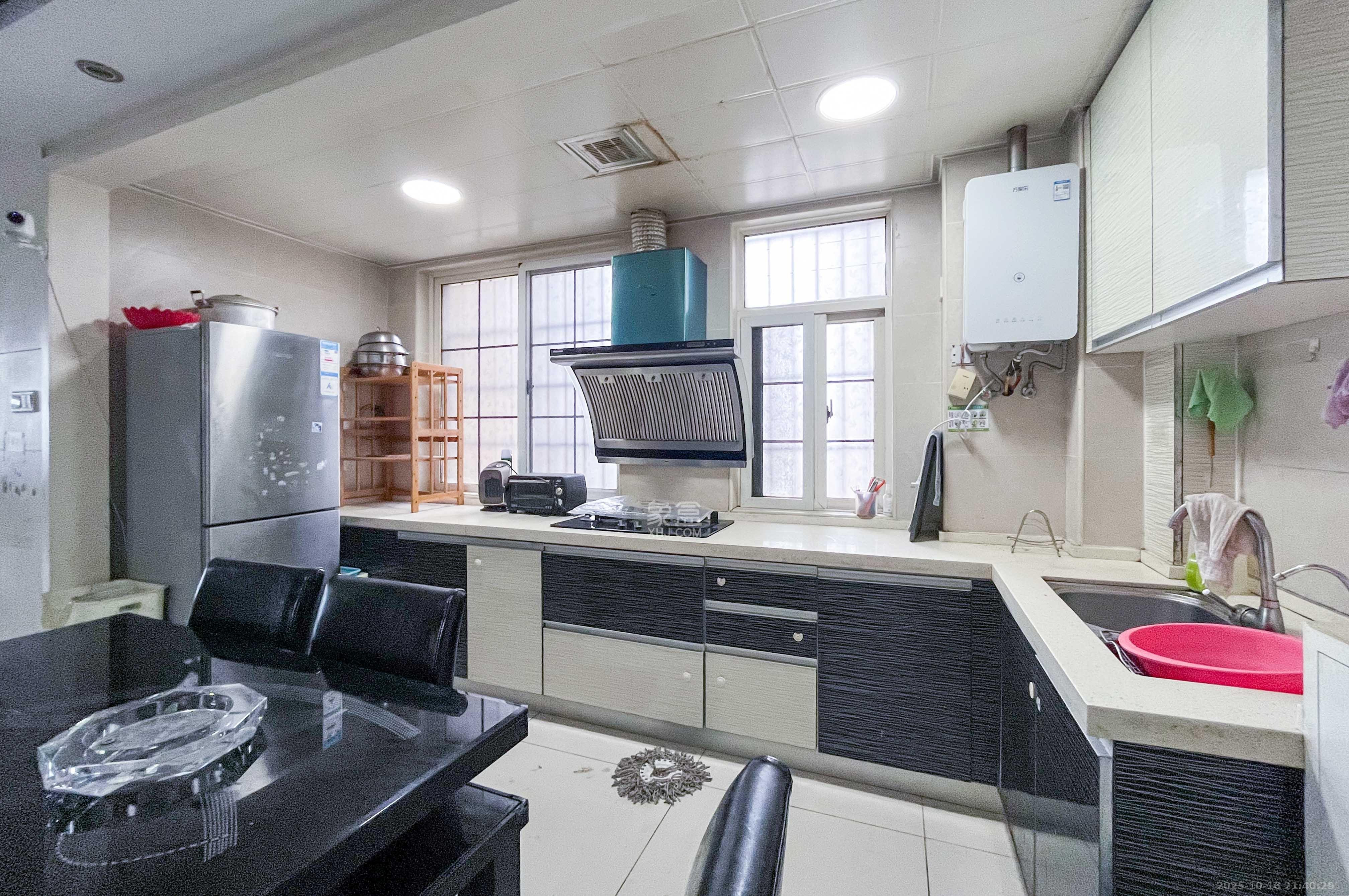 沁园春御院  3室2厅2卫    150.0万厨房