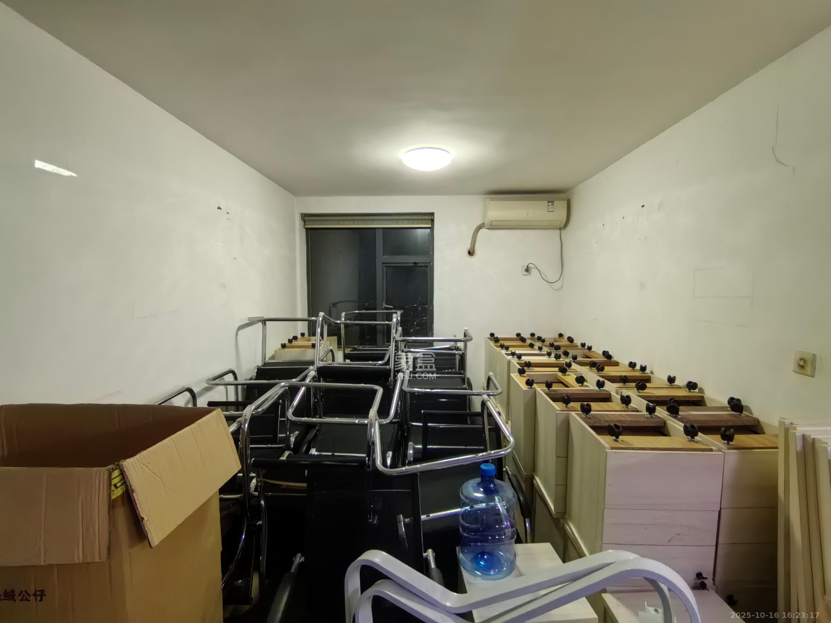 新时代广场  1室3厅1卫    2600.0元/月 新时代广场  1室3厅1卫    2600.0元/月室内图