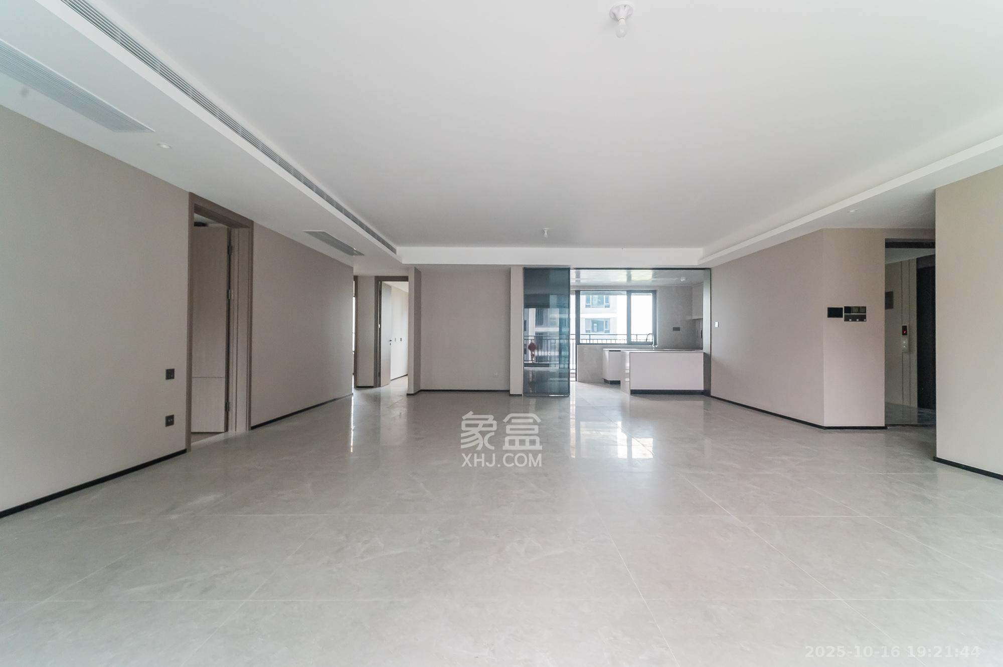 万科松湖天地 4室2厅3卫 245.0万 万科松湖天地 4室2厅3卫 245.0万客厅