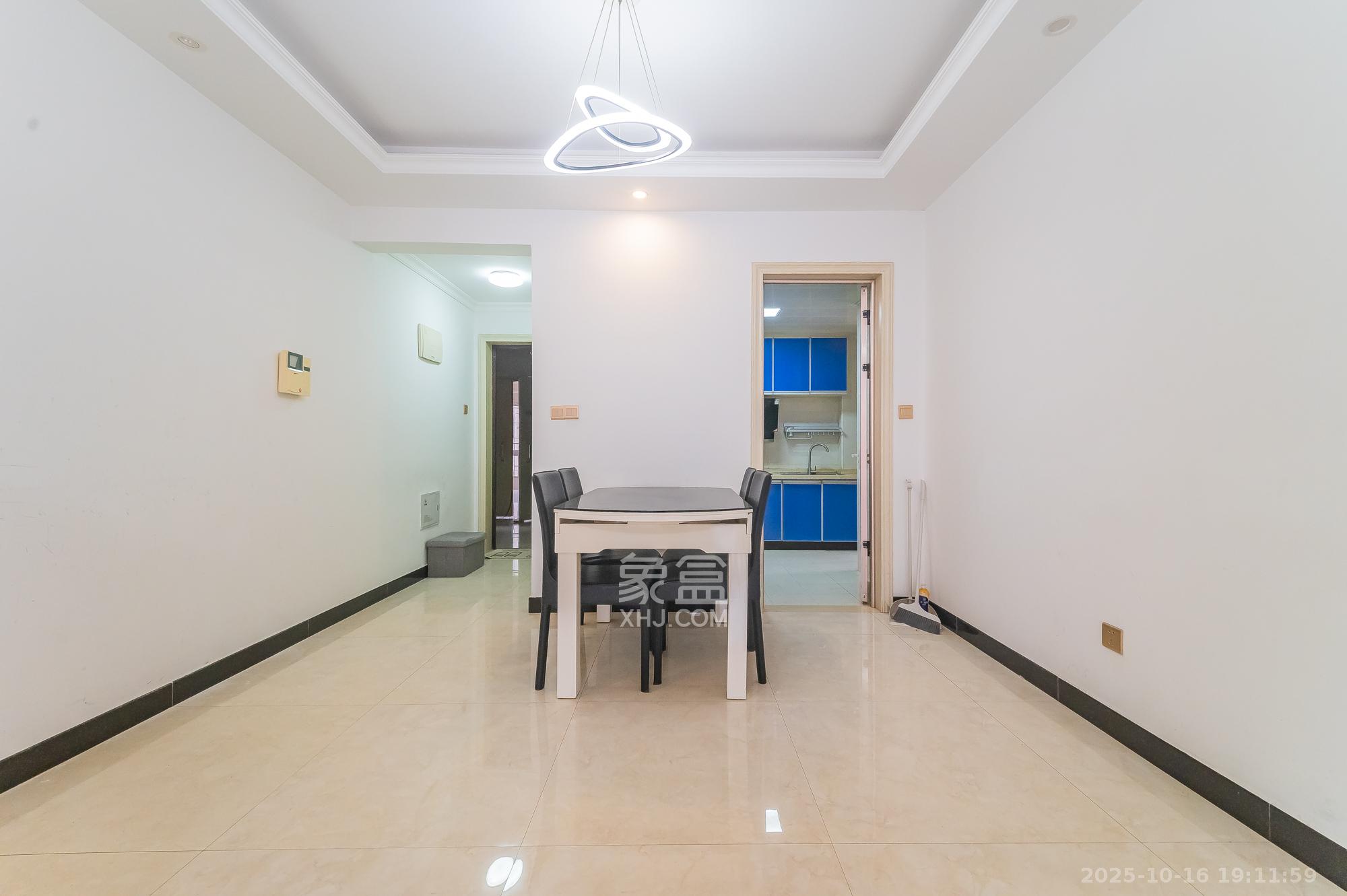 华润凤凰城三期  3室2厅1卫    75.0万客厅