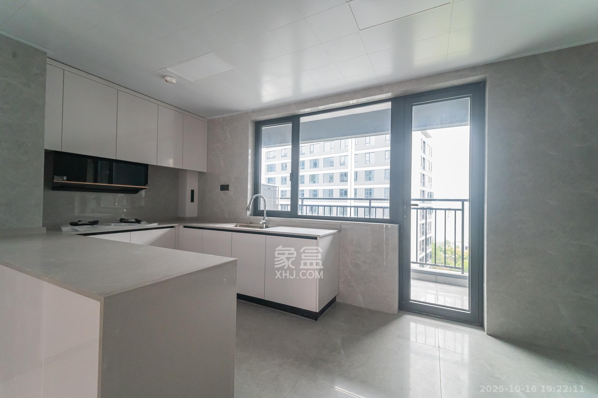 万科松湖天地  4室2厅3卫    240.0万厨房