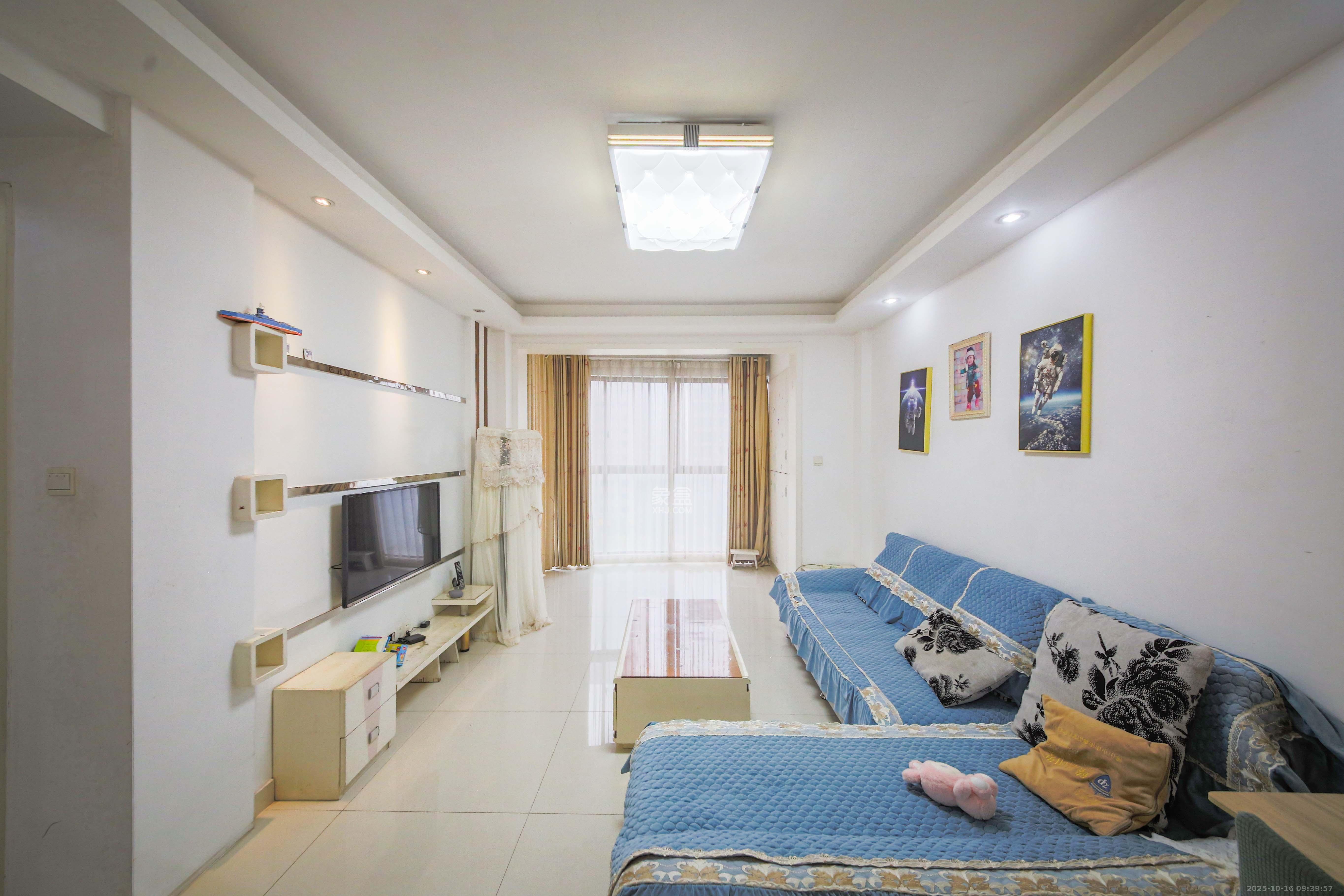 康斯丹郡（融程领秀佳园）  3室2厅1卫    71.8万客厅