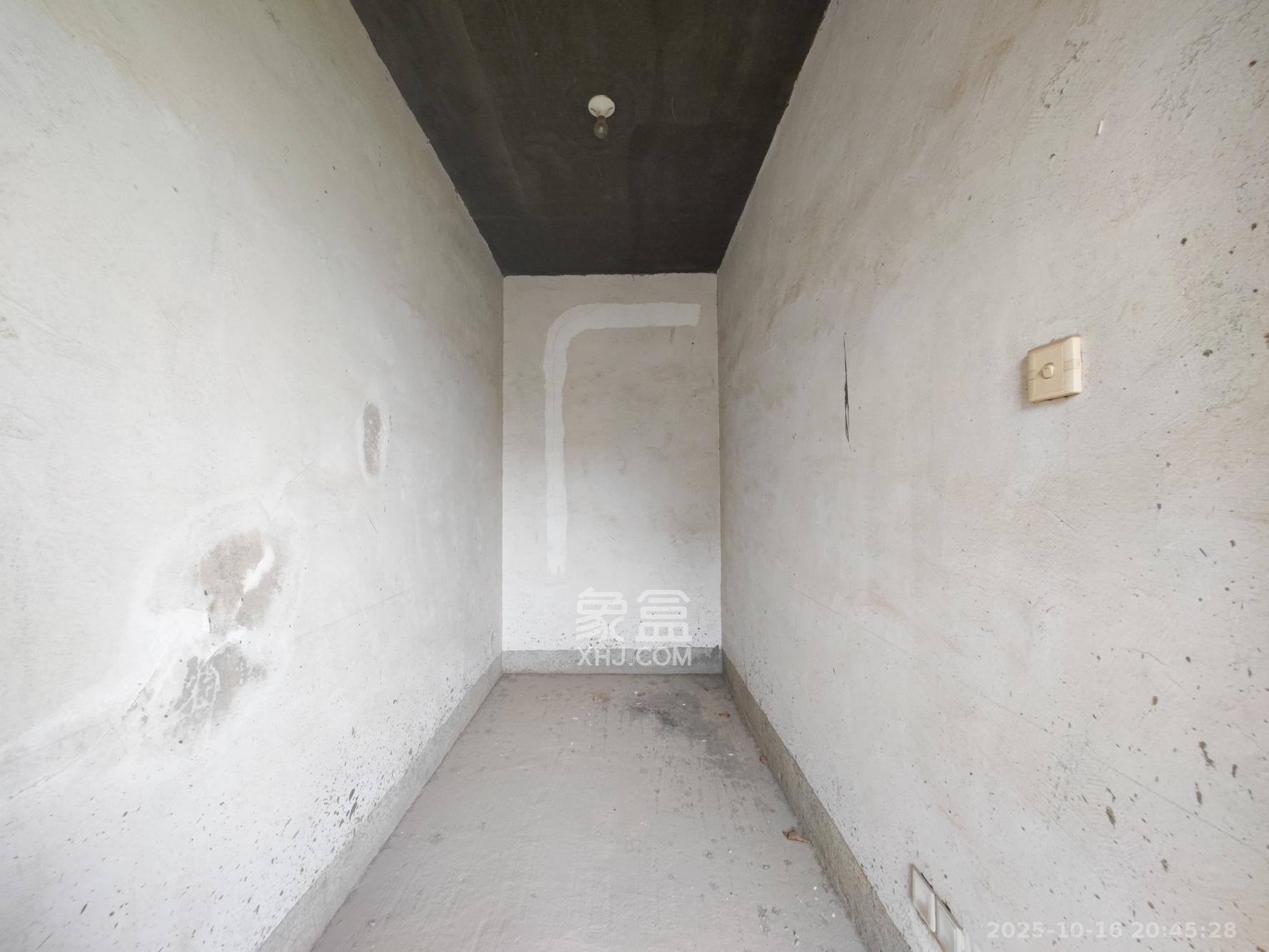 和景园  4室2厅2卫    240.0万 和景园  4室2厅2卫    240.0万阳台