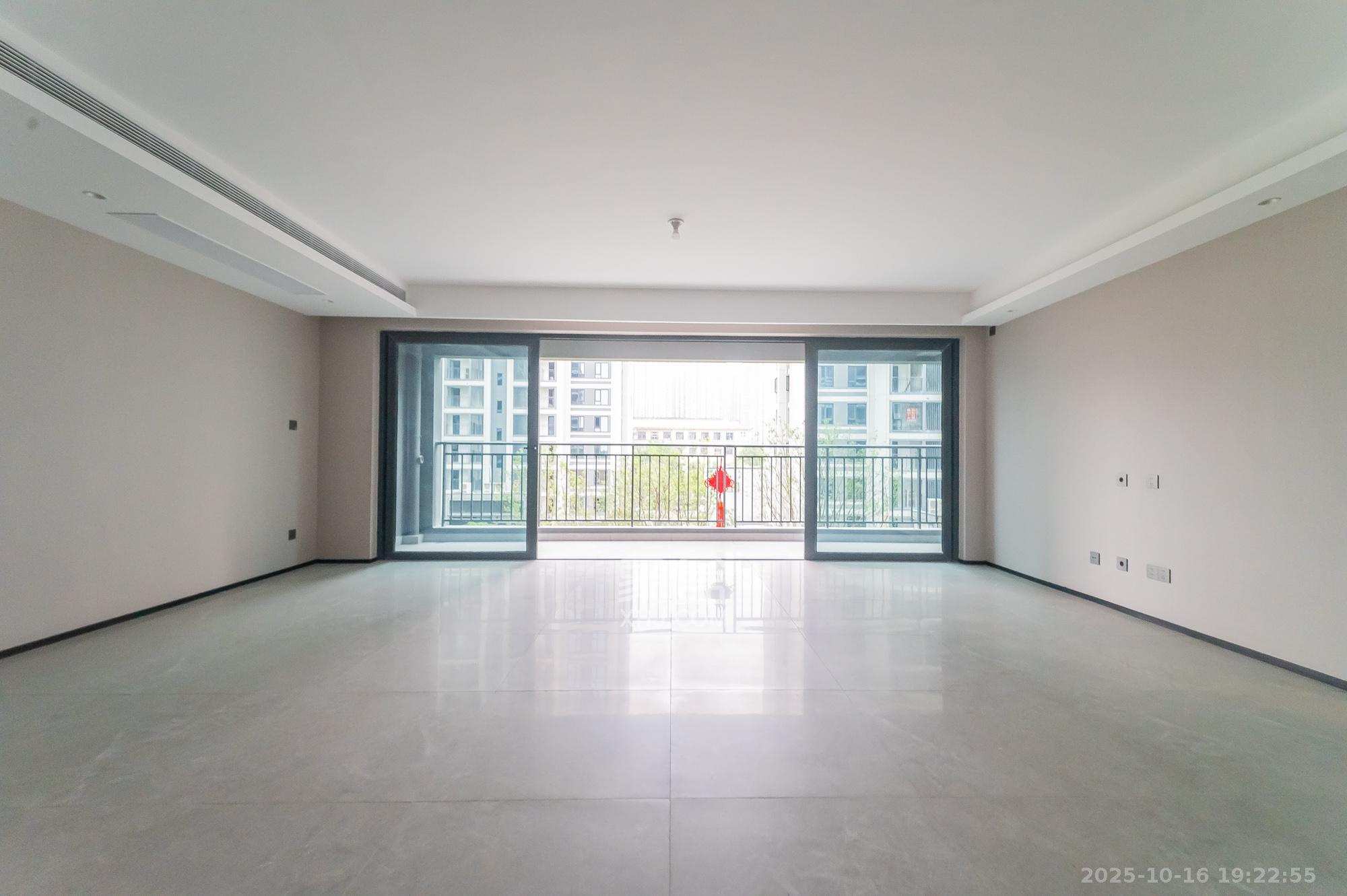 万科松湖天地 4室2厅3卫 235.0万 万科松湖天地 4室2厅3卫 235.0万客厅