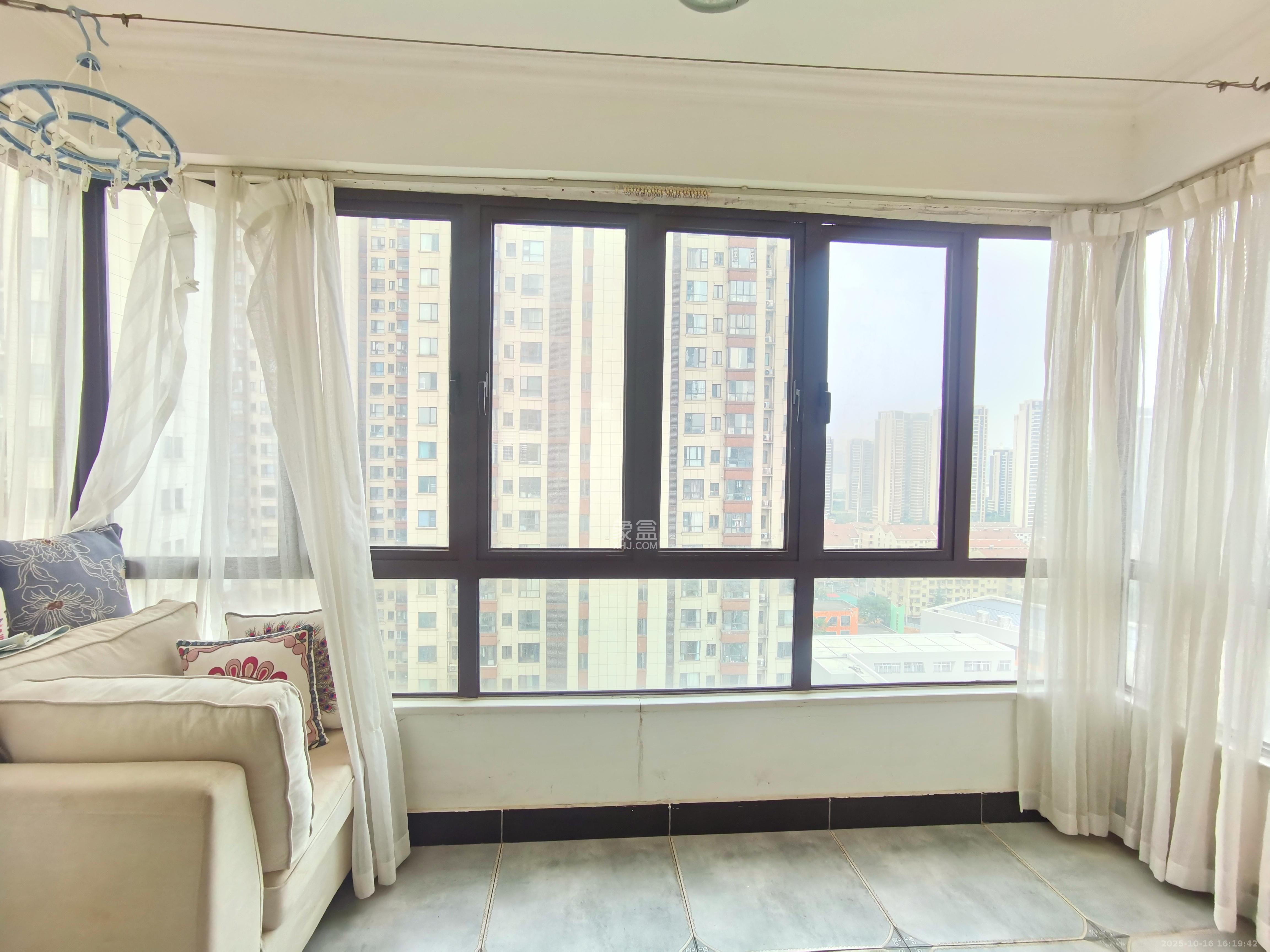 山语城三期 3室2厅1卫 2000.0元/月 山语城三期 3室2厅1卫 2000.0元/月室内图