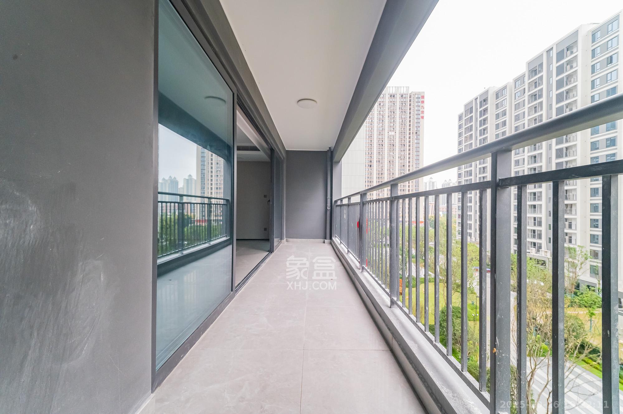 万科松湖天地 4室2厅3卫 240.0万 万科松湖天地 4室2厅3卫 240.0万阳台