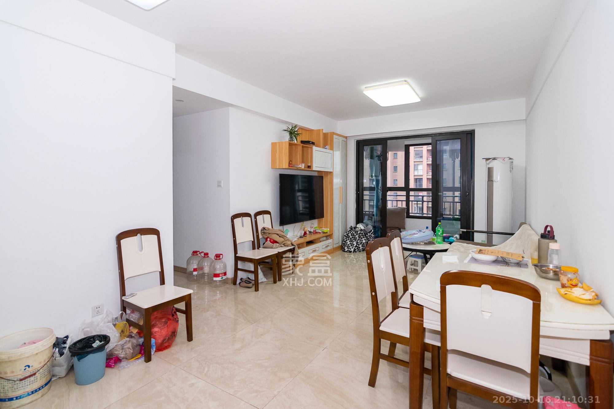 新城国际花都  3室2厅2卫    75.0万客厅