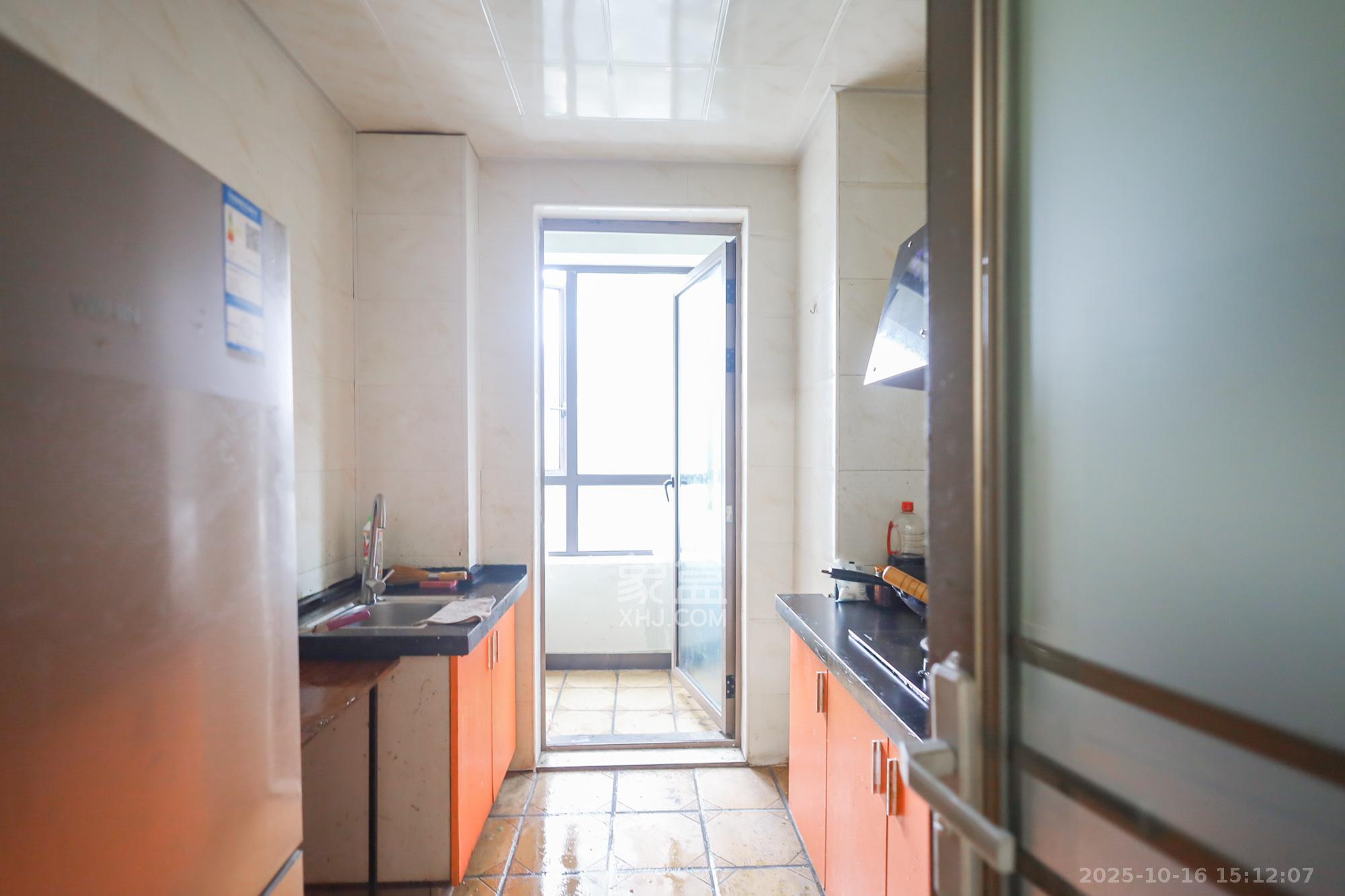 世茂铂翠湾二期  3室2厅1卫    135.0万 世茂铂翠湾二期  3室2厅1卫    135.0万厨房