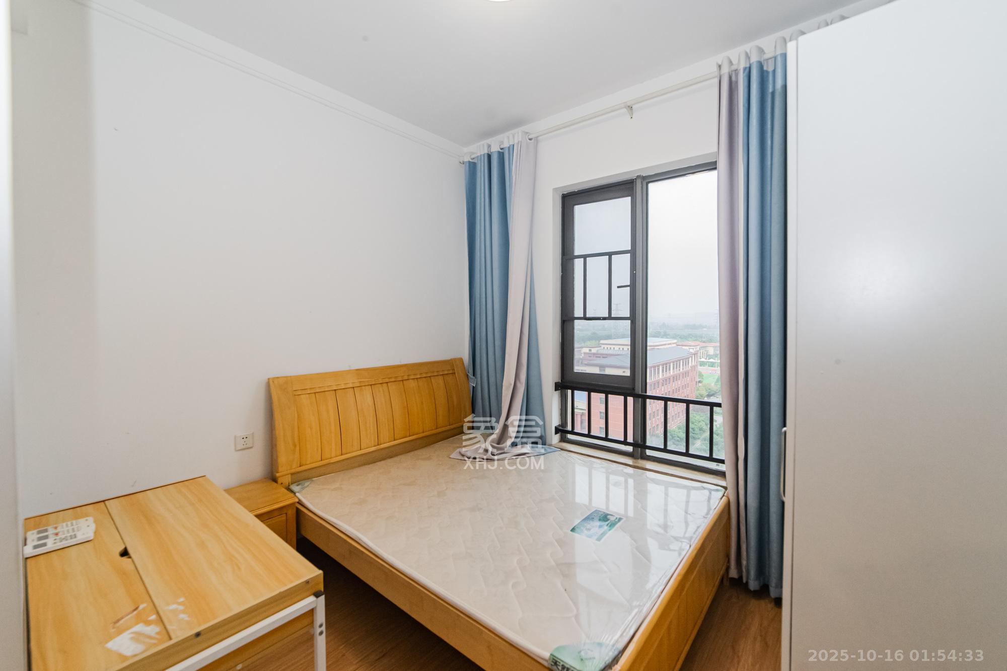 珠江郦城公园1号  3室2厅2卫    84.1万 珠江郦城公园1号  3室2厅2卫    84.1万卧室