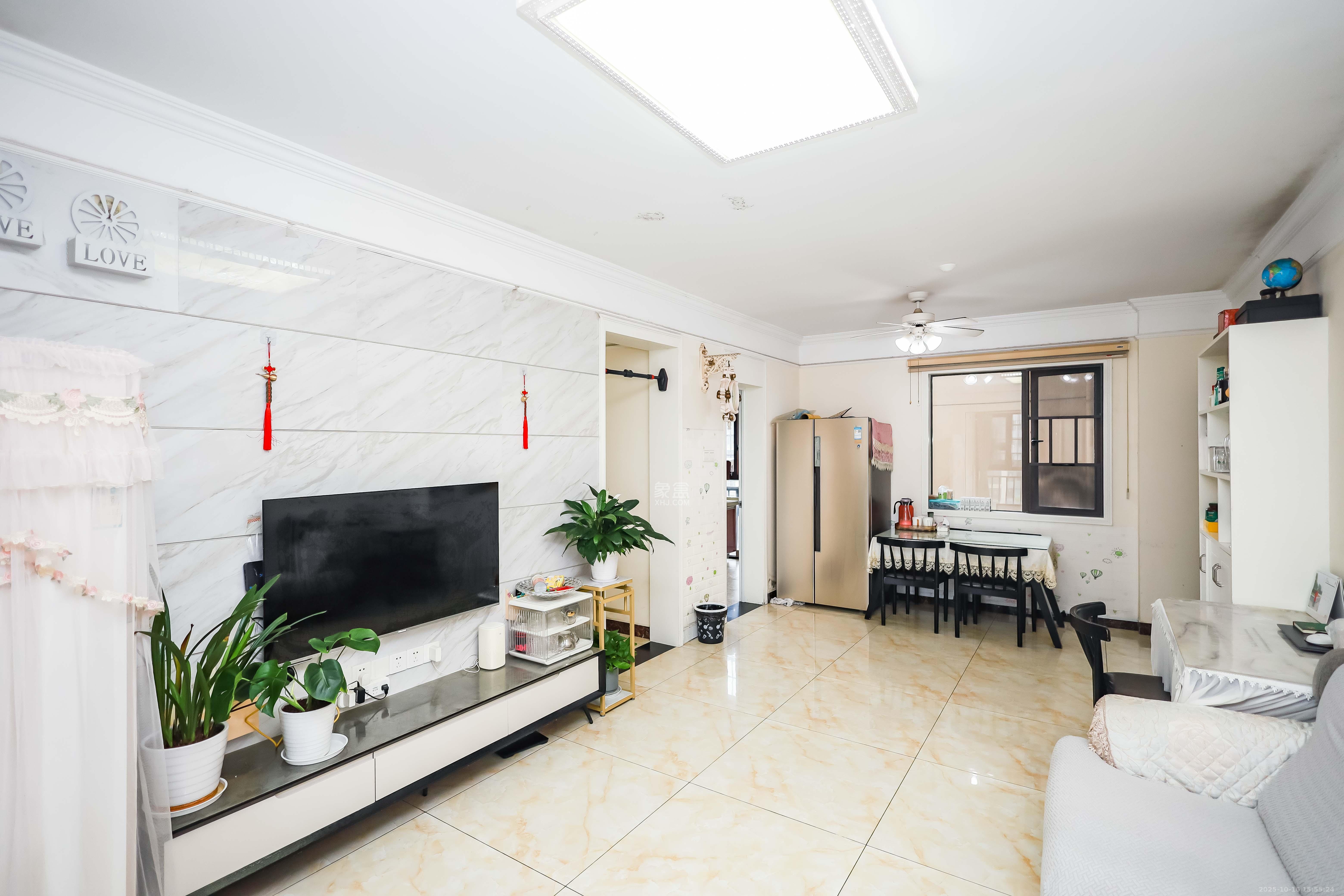 卓越蔚蓝海岸三期  3室2厅1卫    98.0万 卓越蔚蓝海岸三期  3室2厅1卫    98.0万客厅