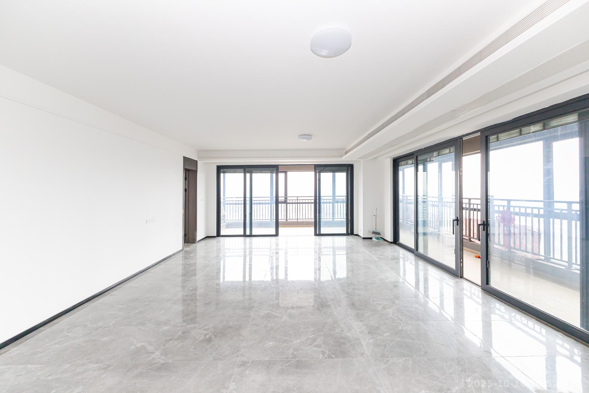 越秀湘江星汇城三期 4室2厅2卫 320.0万 越秀湘江星汇城三期 4室2厅2卫 320.0万客厅