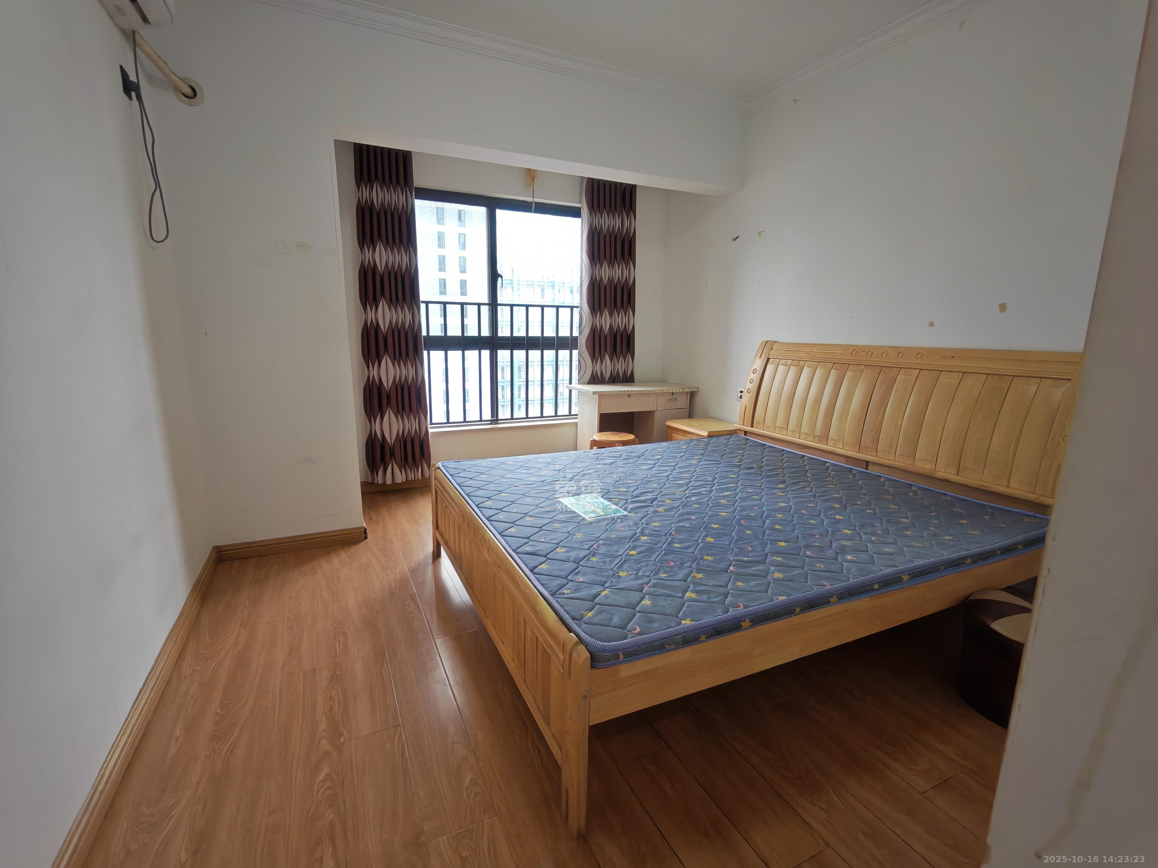 绿地中央广场  3室2厅1卫    2900.0元/月室内图