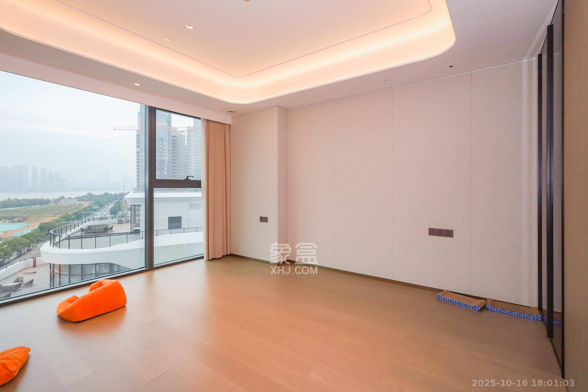 润和滨江湾  4室2厅4卫    1000.0万 润和滨江湾  4室2厅4卫    1000.0万卧室