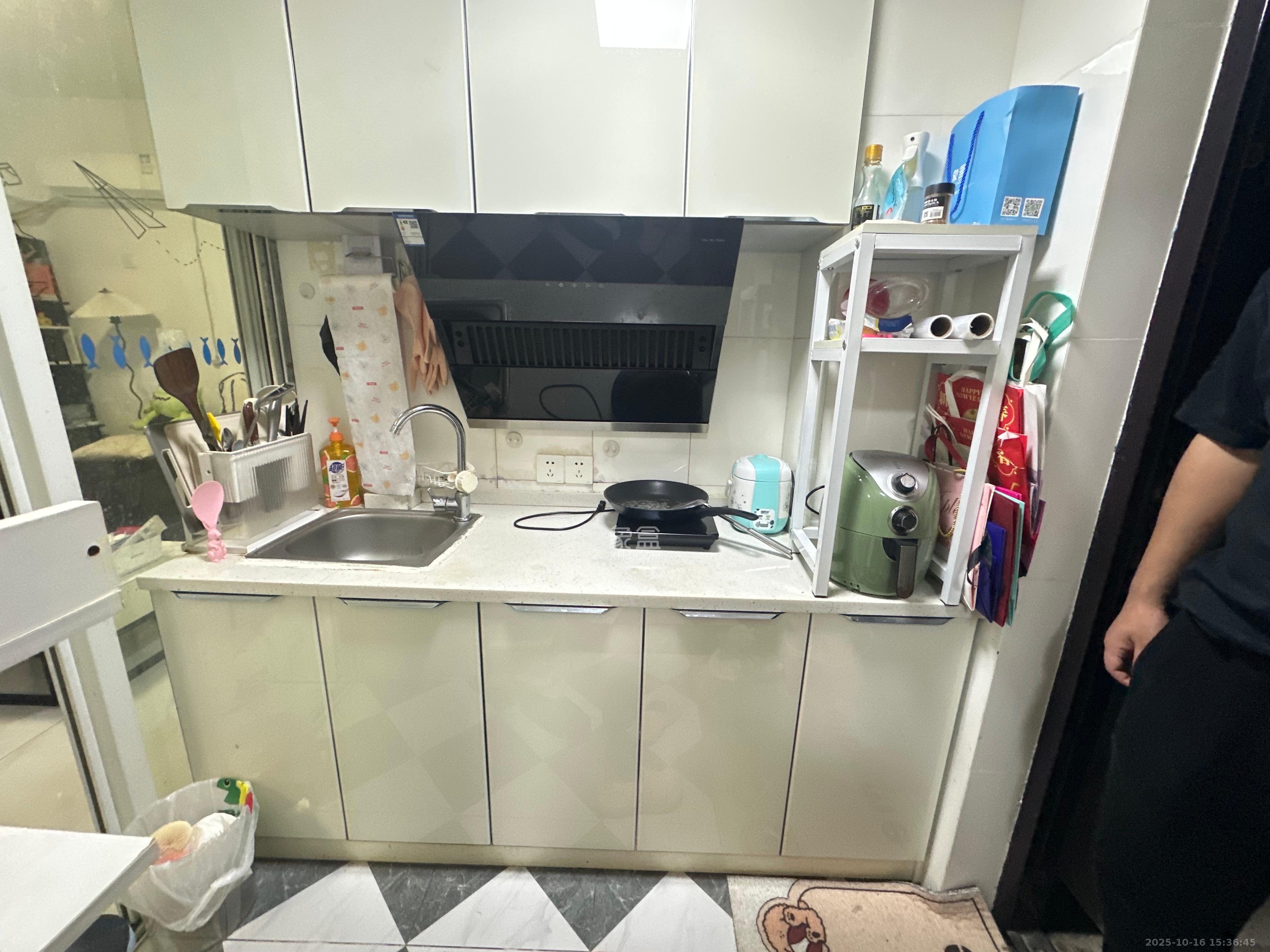 2076至高点  1室1厅1卫    1800.0元/月室内图