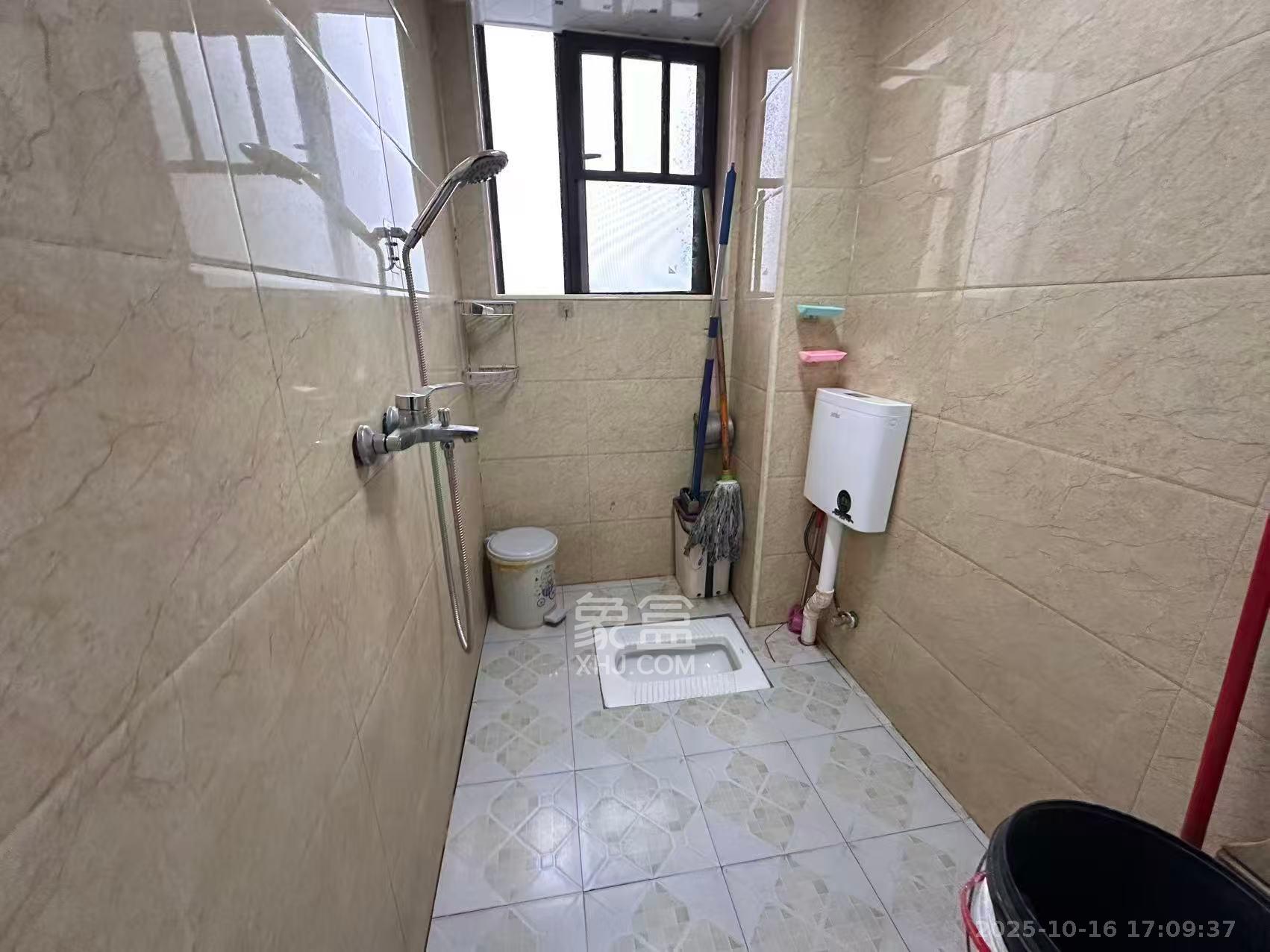 东岸梅园小区  1室2厅2卫    2400.0元/月室内图