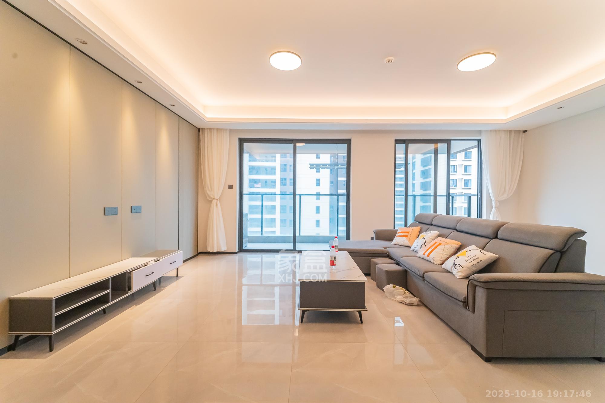 三一云谷  4室2厅2卫    135.8万客厅