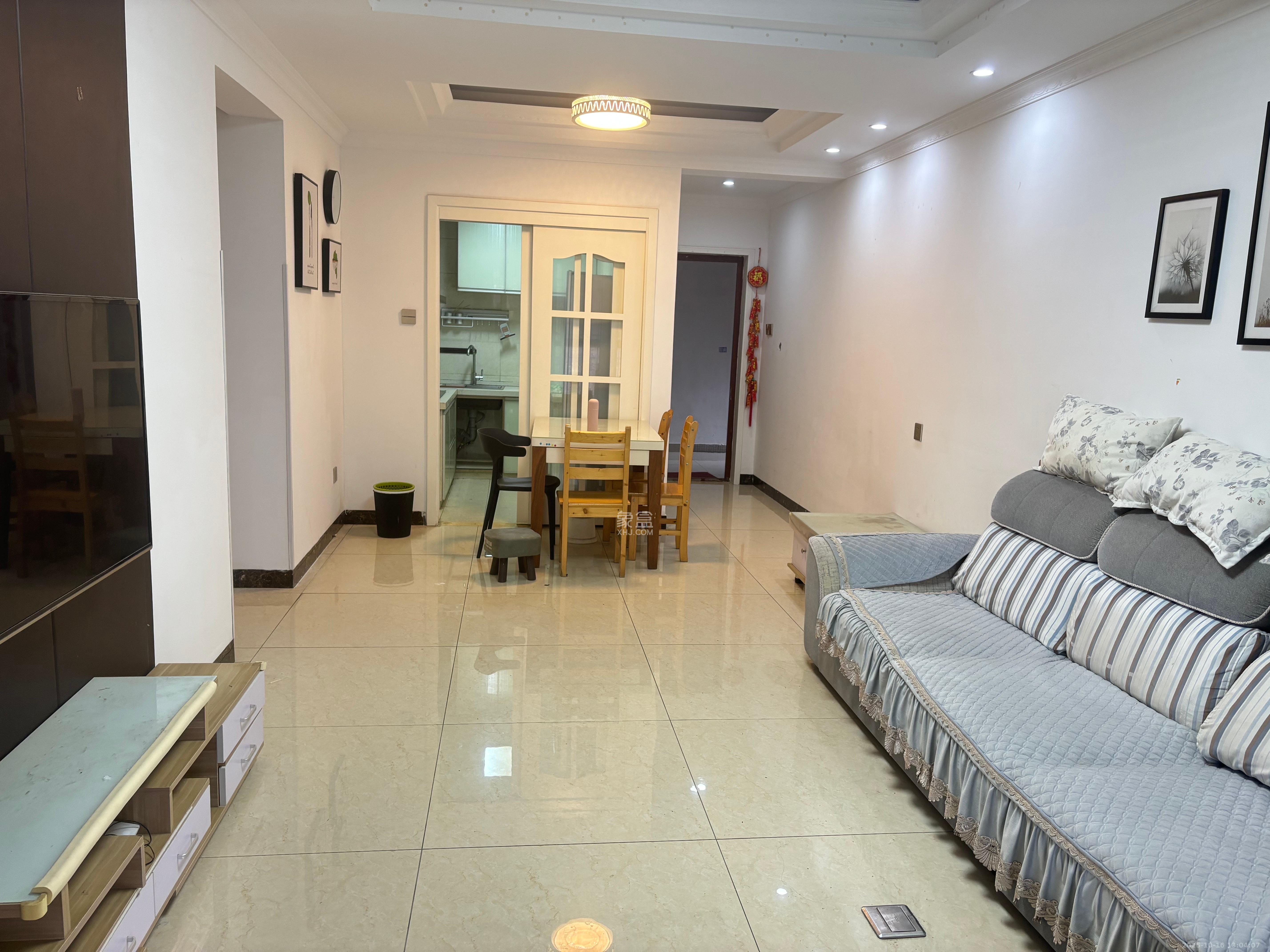 新城国际花都  3室2厅1卫    1400.0元/月室内图