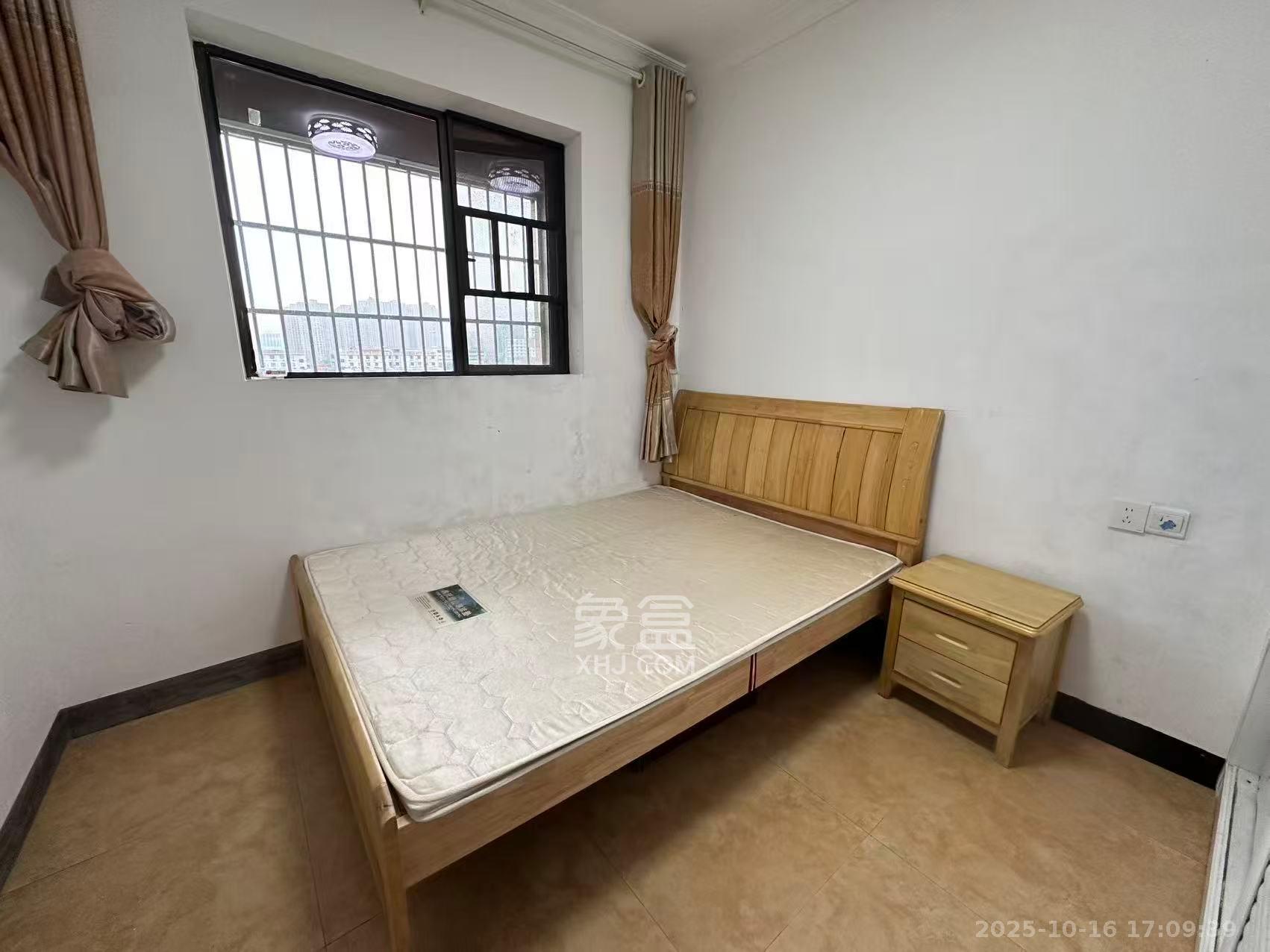 东岸梅园小区  1室2厅2卫    2400.0元/月室内图