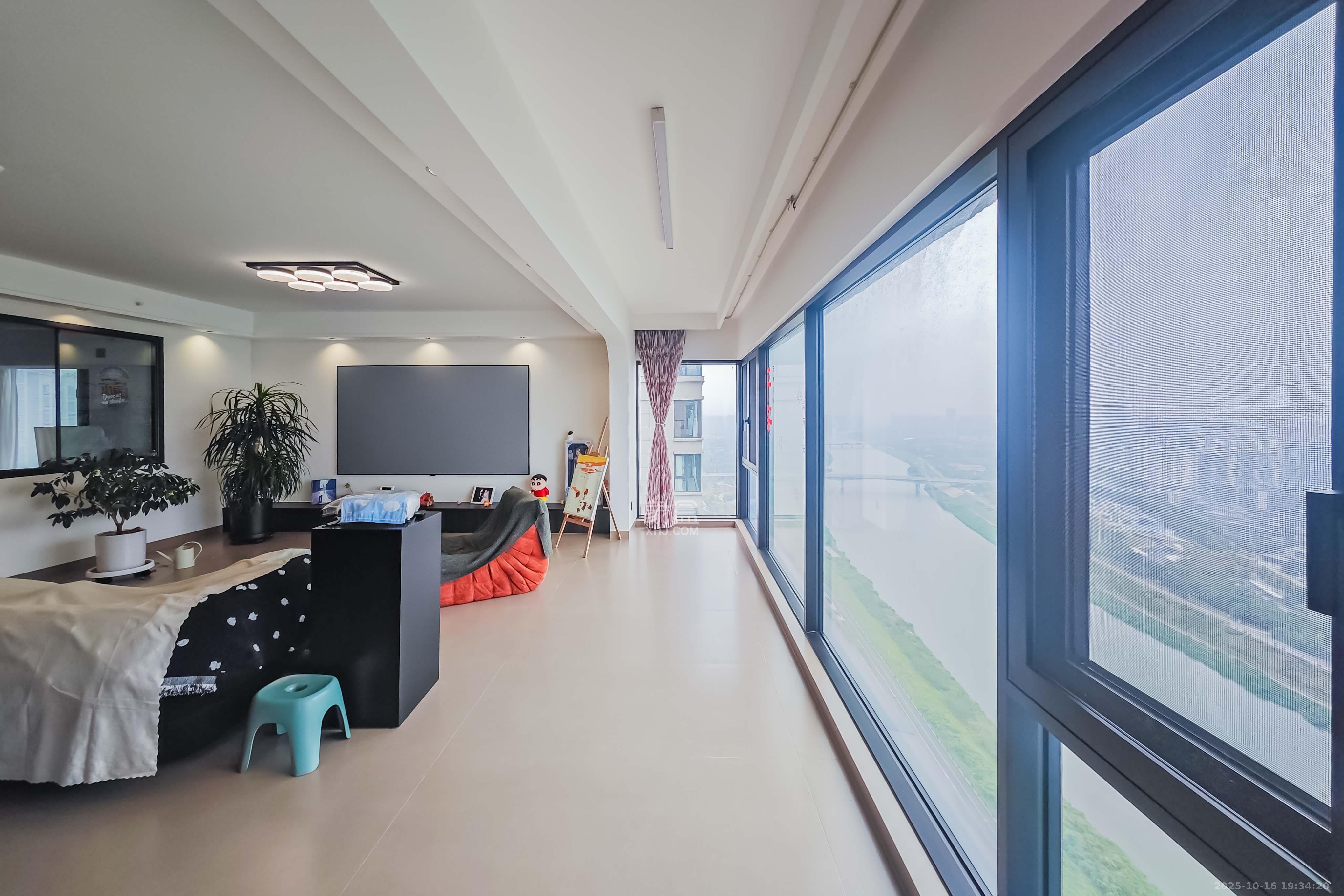 阳光城尚东湾愉景苑 4室2厅2卫 220.0万 阳光城尚东湾愉景苑 4室2厅2卫 220.0万客厅